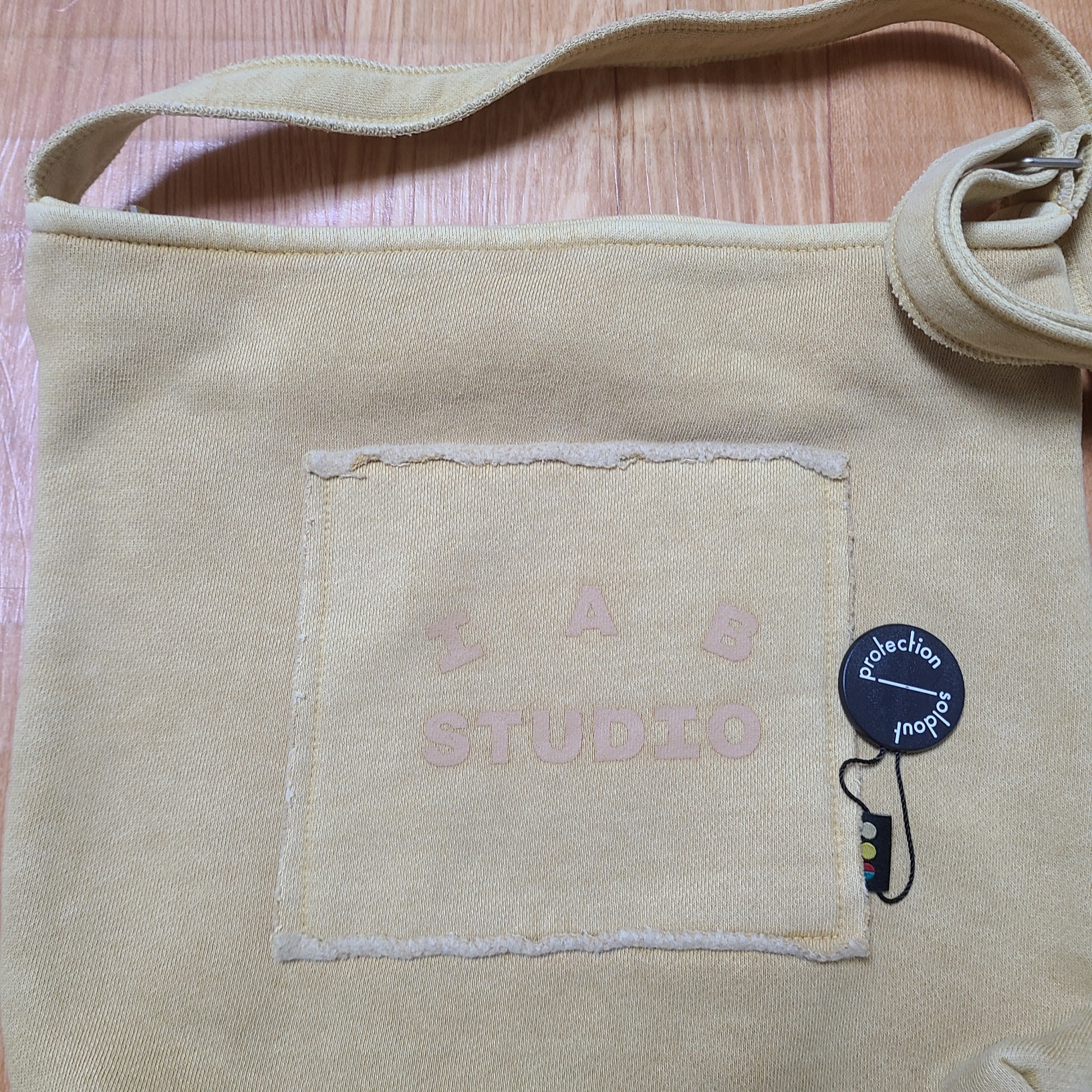 IAB Studio Pigment Bag Mustard 착용 스타일