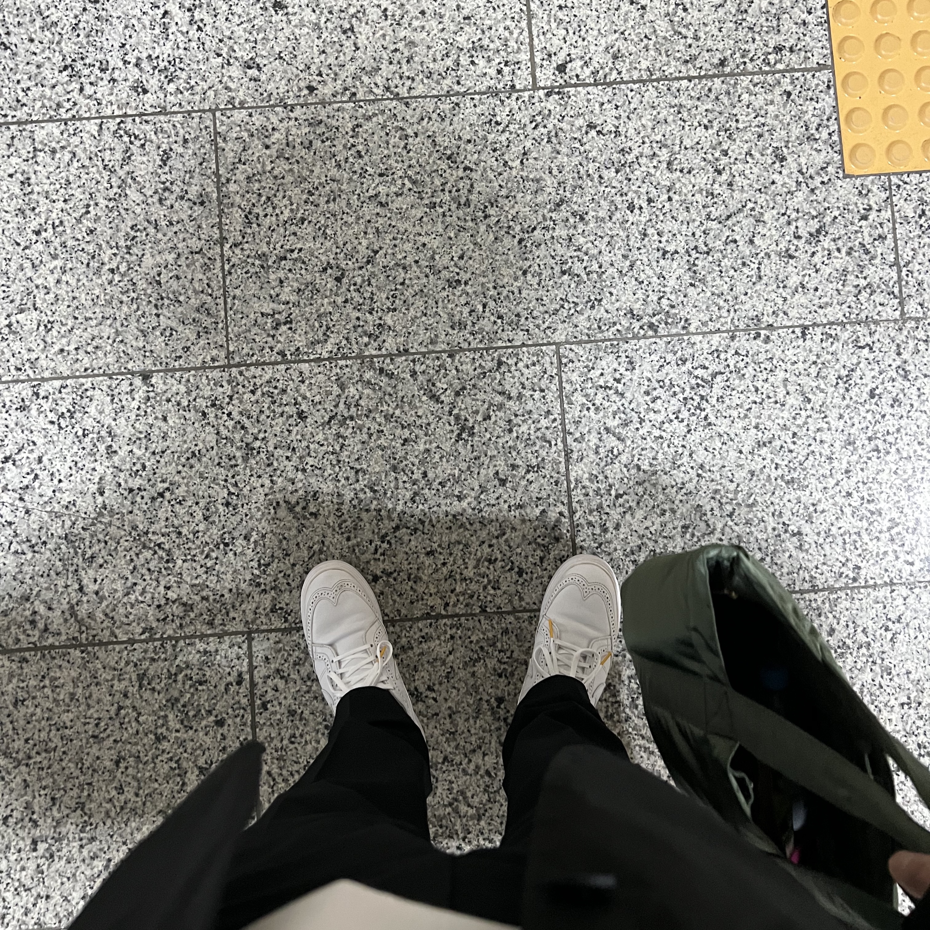 Nike x Peaceminusone Kwondo1 White, Porter Tanker 2Way Tote Bag Sage Green 착용 스타일