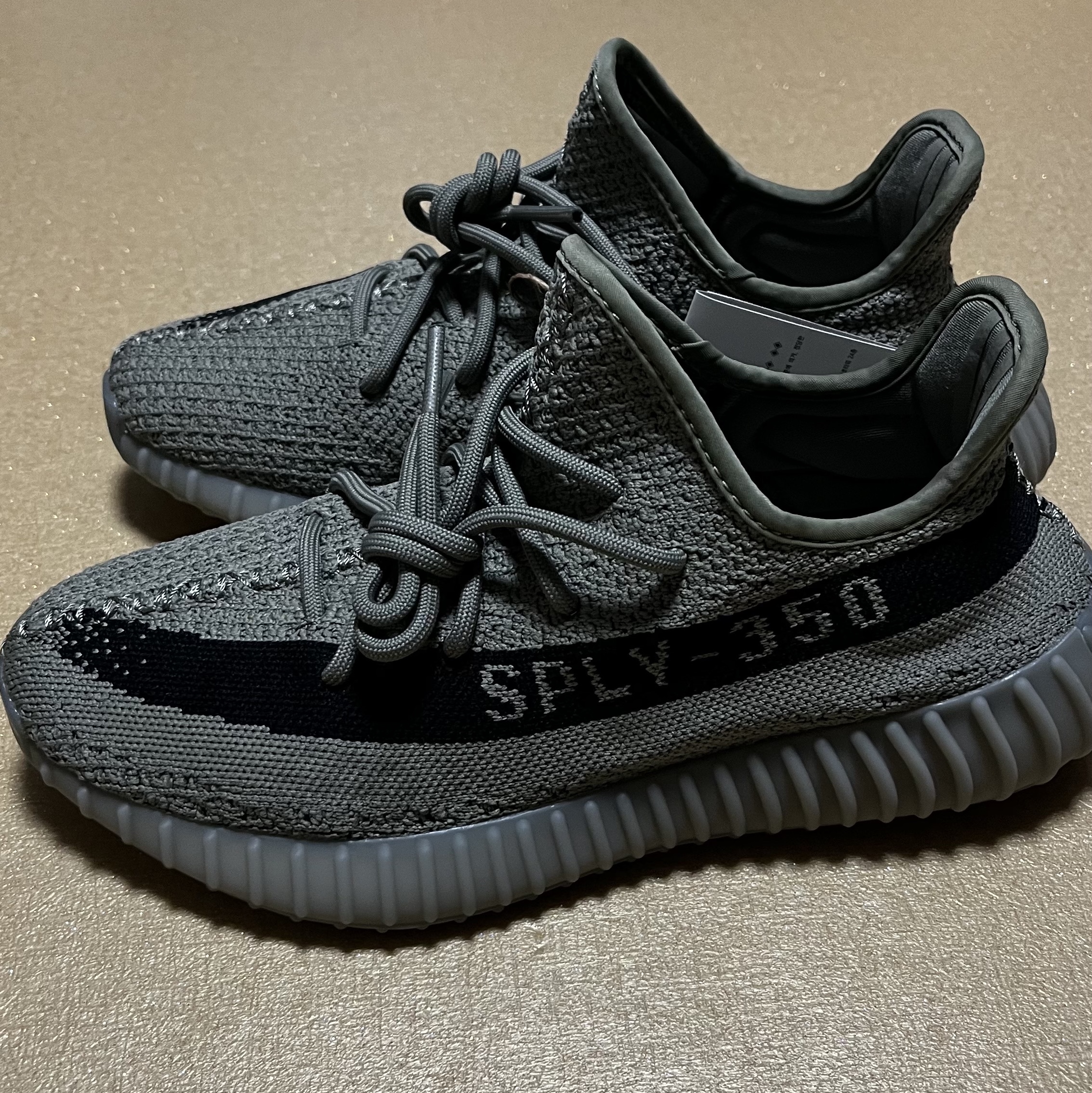 Adidas Yeezy Boost 350 V2 Granite Core Black 착용 스타일 - 1