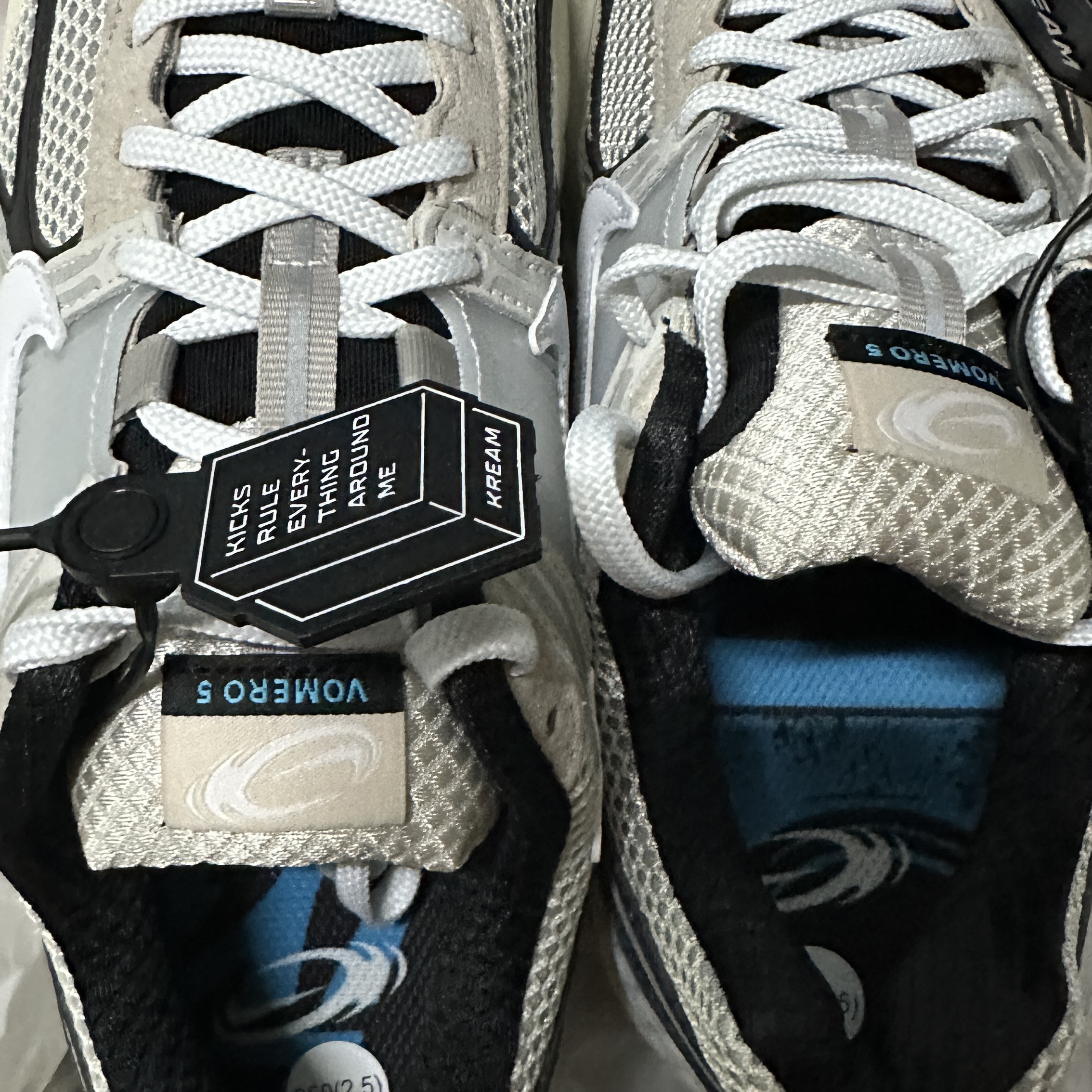 Nike Zoom Vomero 5 Light Bone and Black 착용 스타일