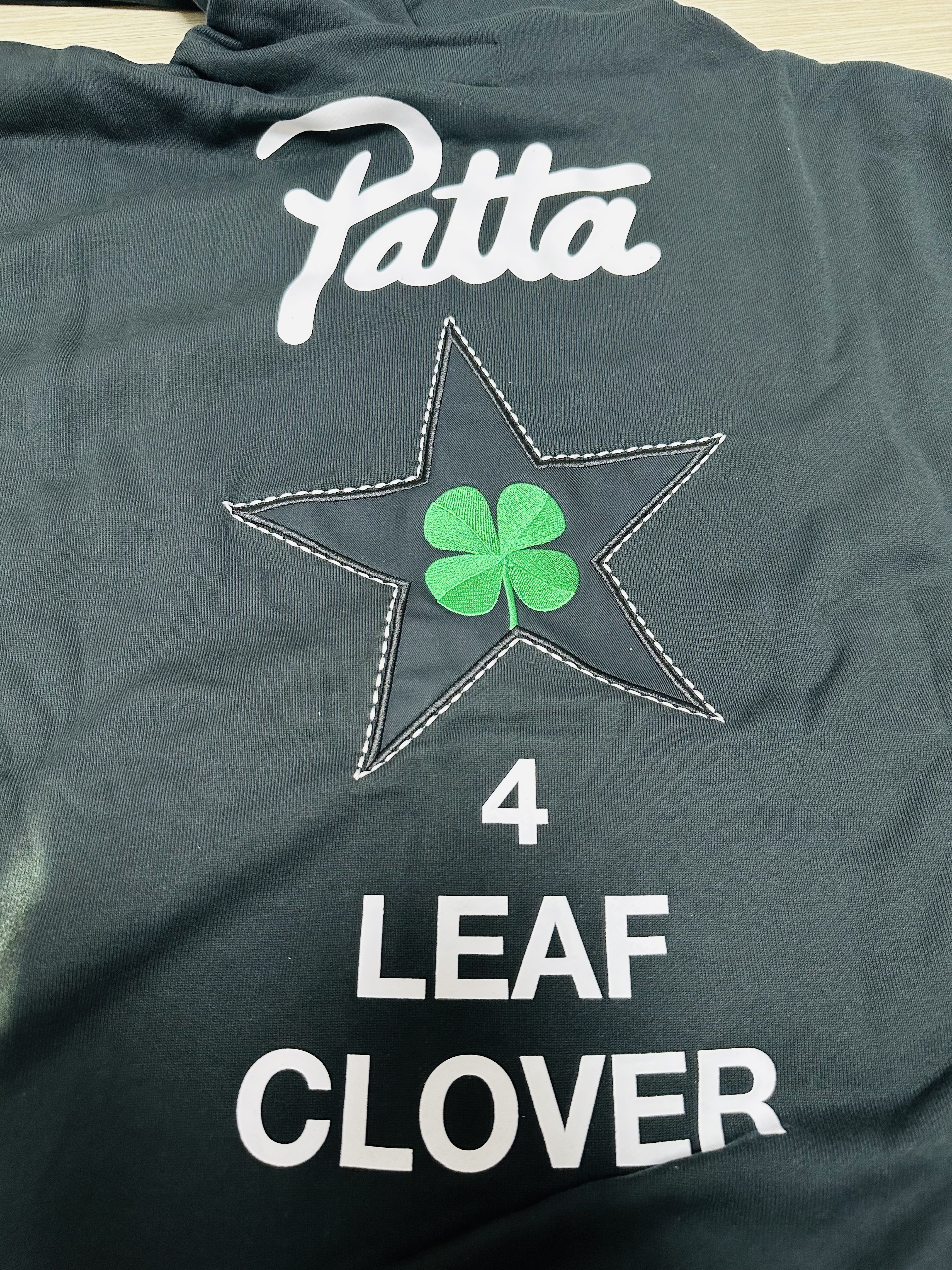 Converse x Patta Four Leaf Clover Utility Fleece Hoodie Black 착용 스타일 - 1