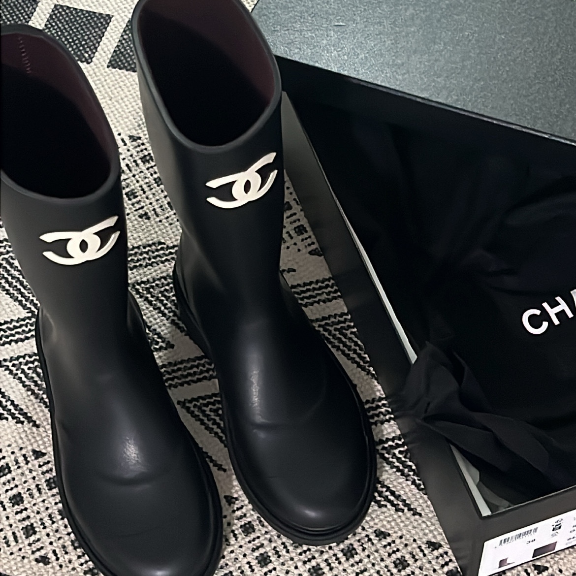 (W) Chanel Boots Caoutchouc & Black 착용 스타일 - 2