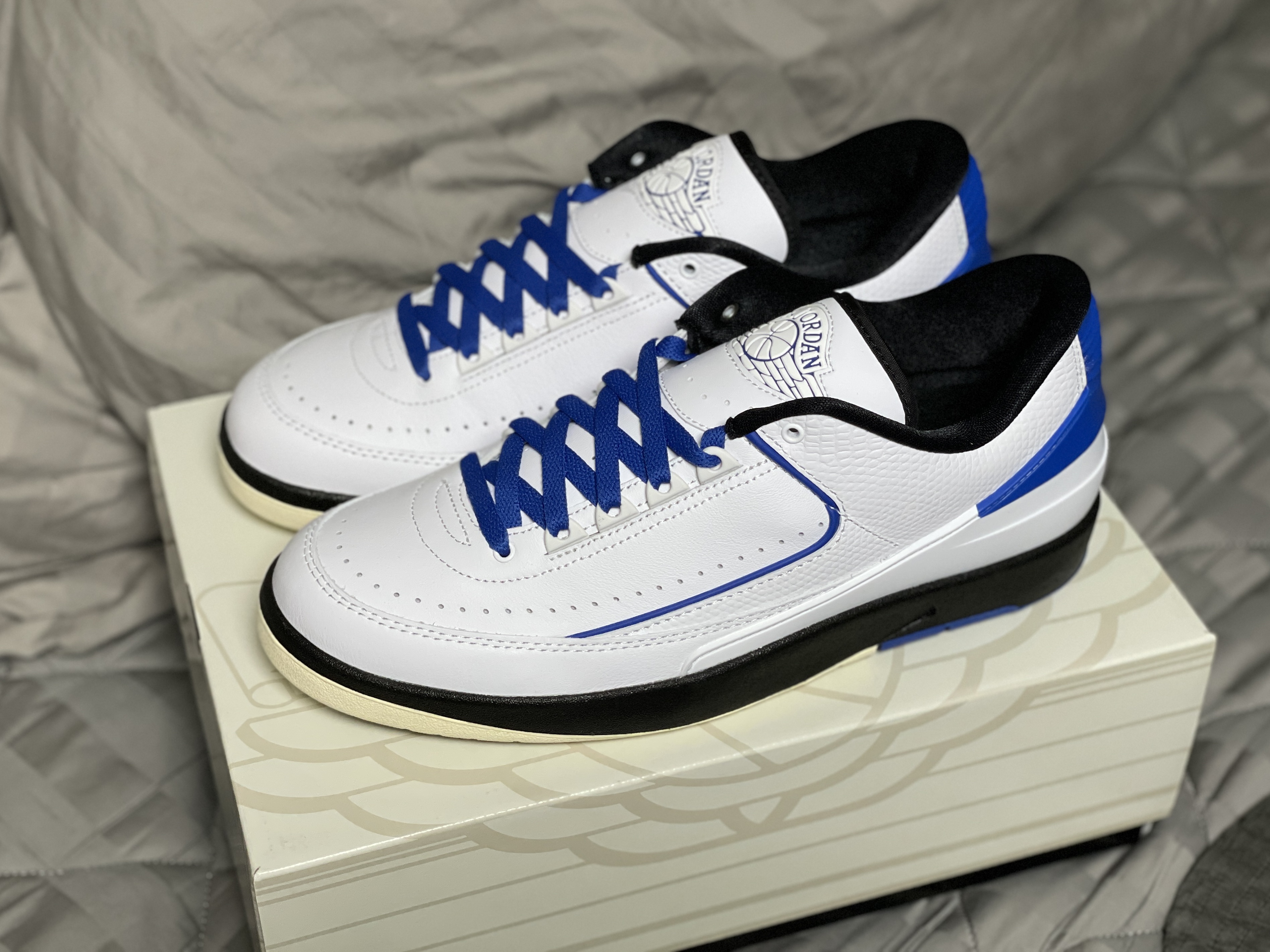 (W) Jordan 2 Retro Low Varsity Royal 착용 스타일 - 1