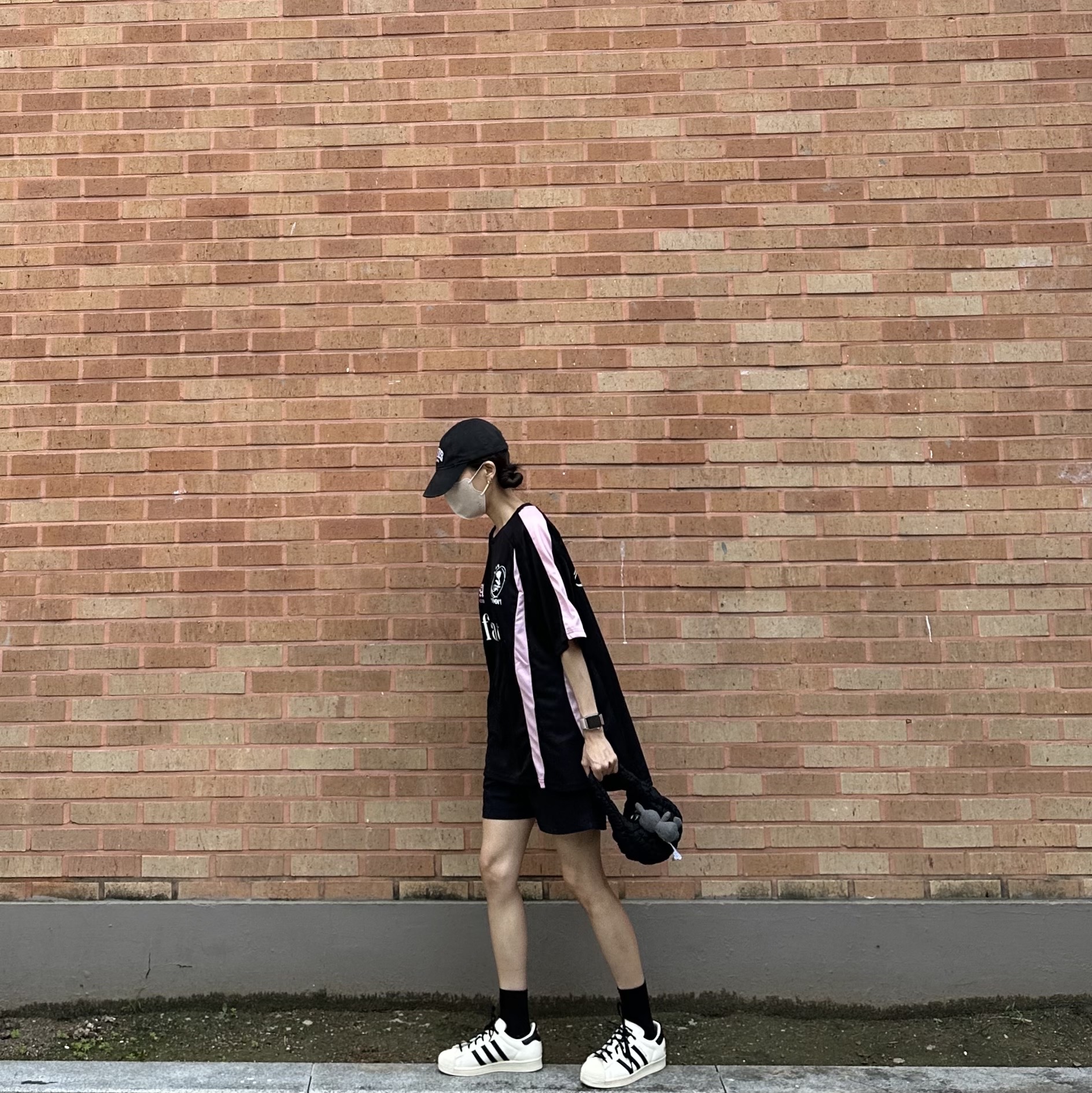 Adidas x Andre Saraiva Superstar Cream White Core Black, COS Quilted Micro Bag Black 착용 스타일 - 1