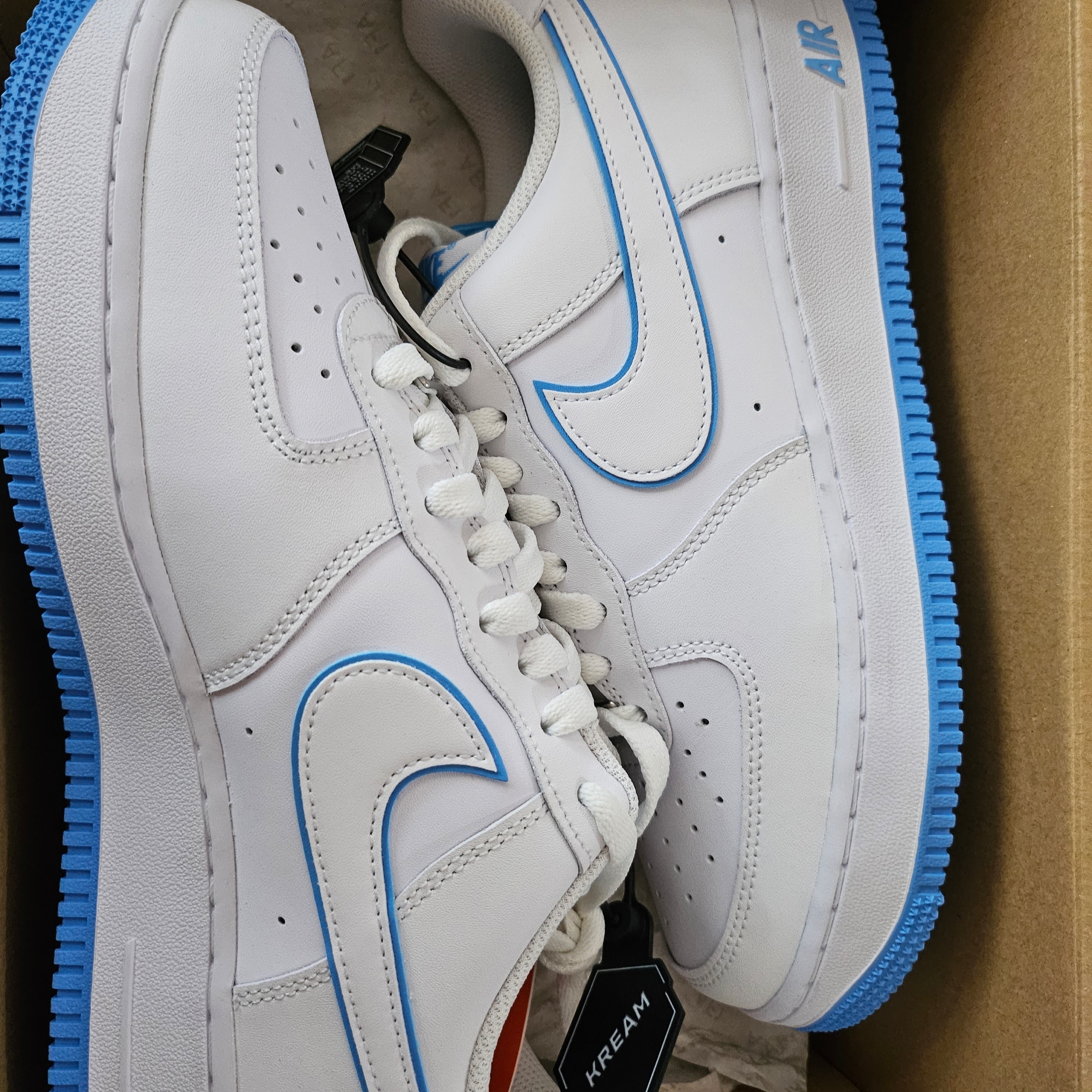 Nike Air Force 1 '07 White University Blue 착용 스타일 - 2