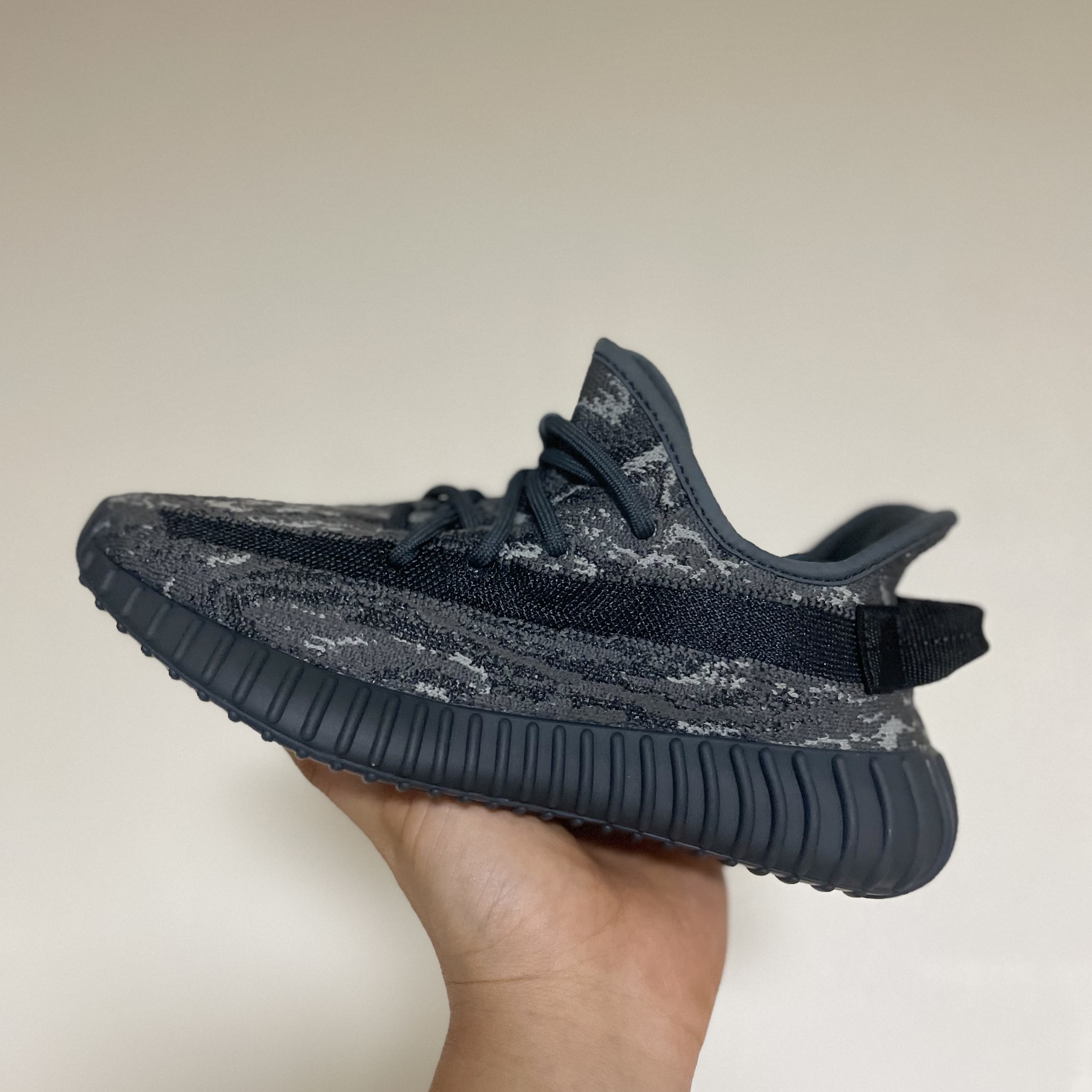 Adidas Yeezy Boost 350 V2 MX Dark Salt 착용 스타일 - 1