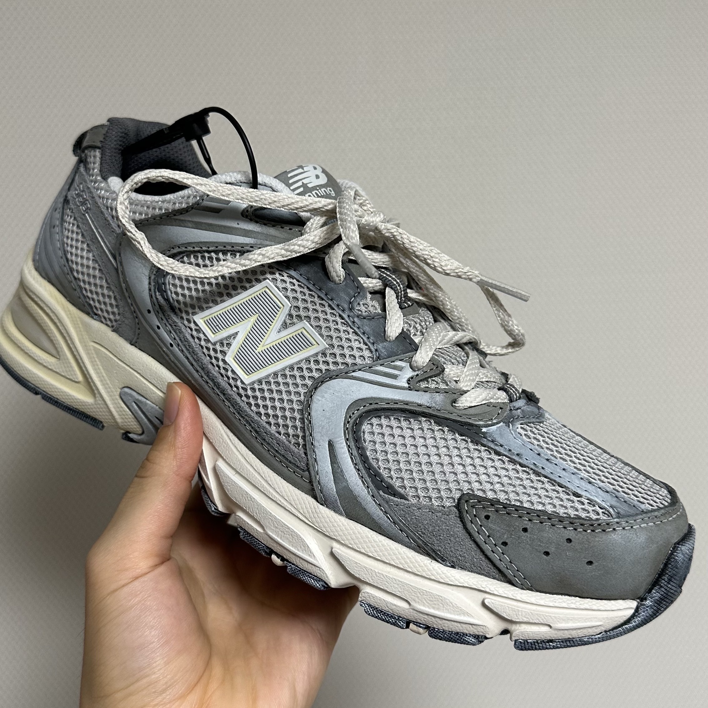 New Balance 530 Premium Vintage Grey Matter 착용 스타일