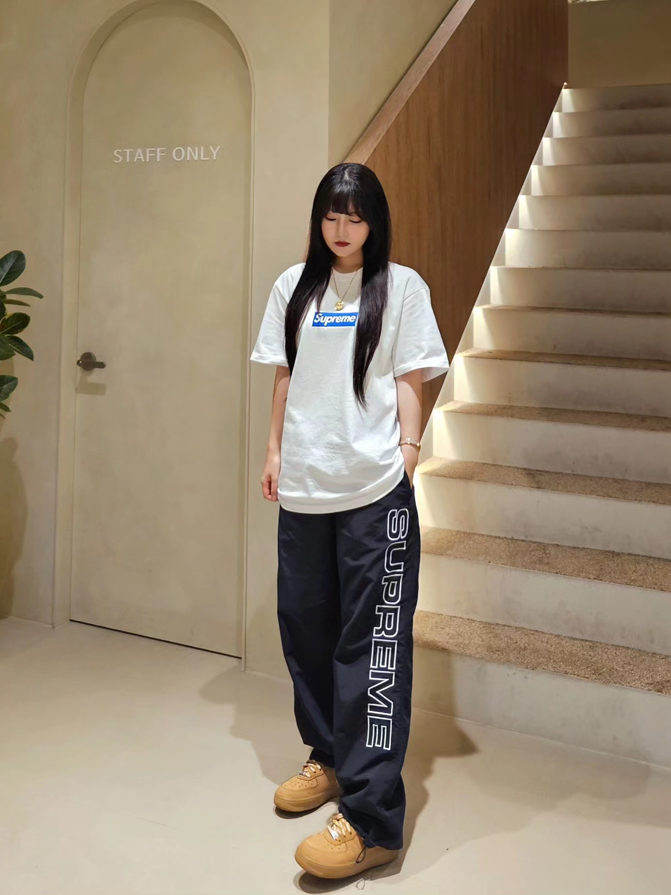 Nike x Supreme Air Force 1 Low Flax, Supreme Seoul Box Logo T-Shirt White - 23FW 착용 스타일 - 2