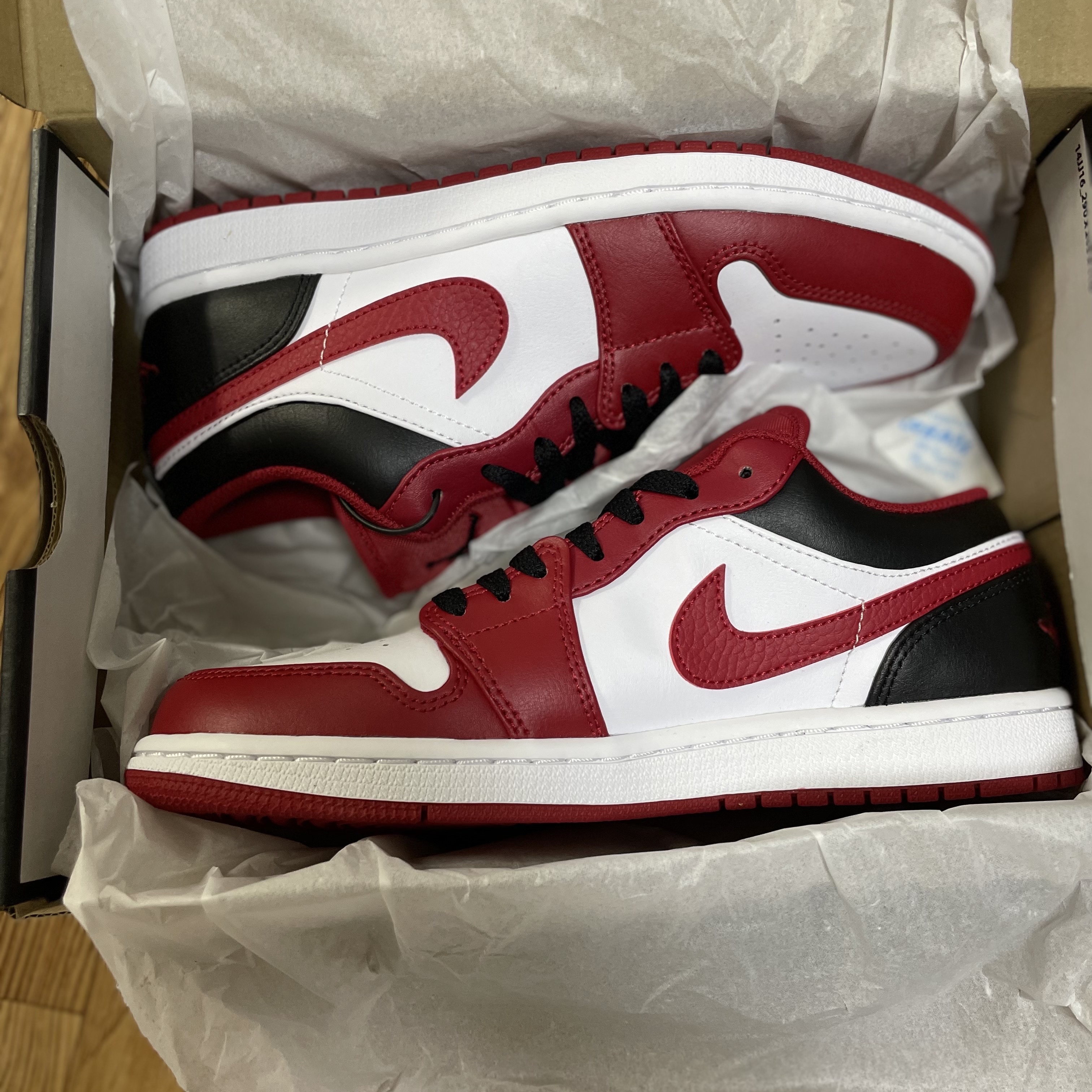 Jordan 1 Low White Gym Red Black 착용 스타일 - 2