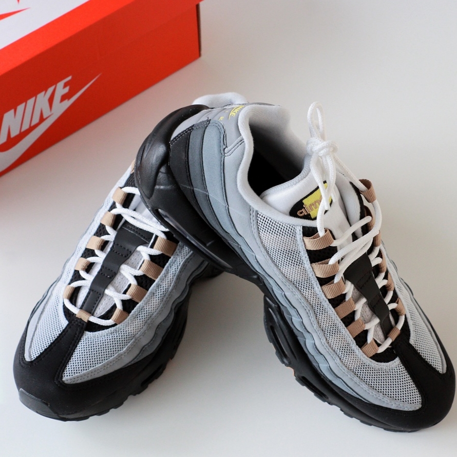 Nike Air Max 95 Wolf Grey Yellow Strike 착용 스타일 - 1