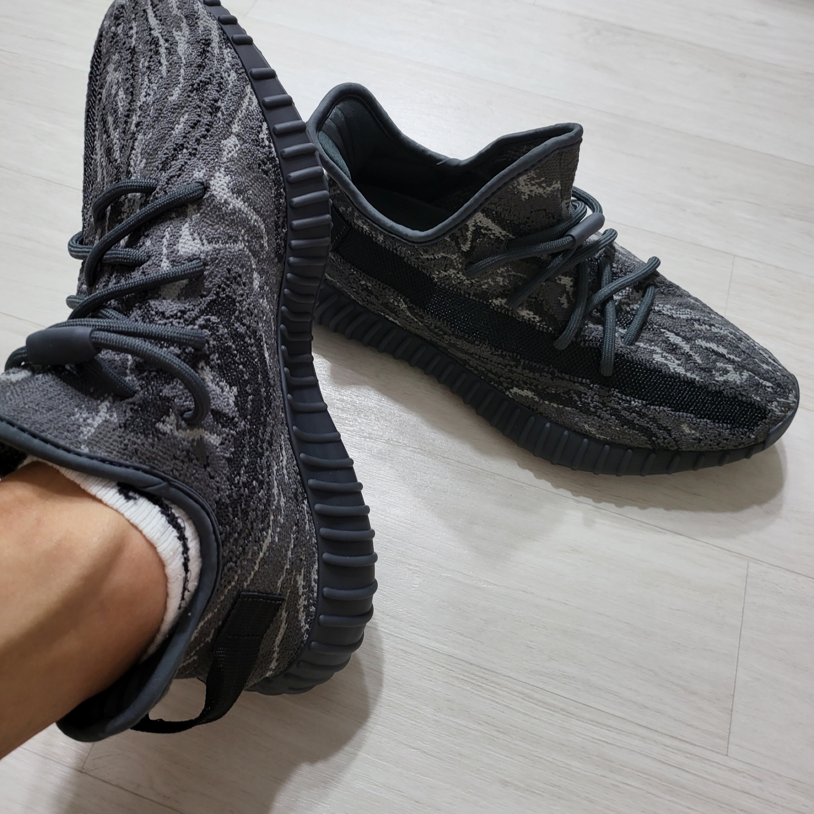 Adidas Yeezy Boost 350 V2 MX Dark Salt 착용 스타일 - 1