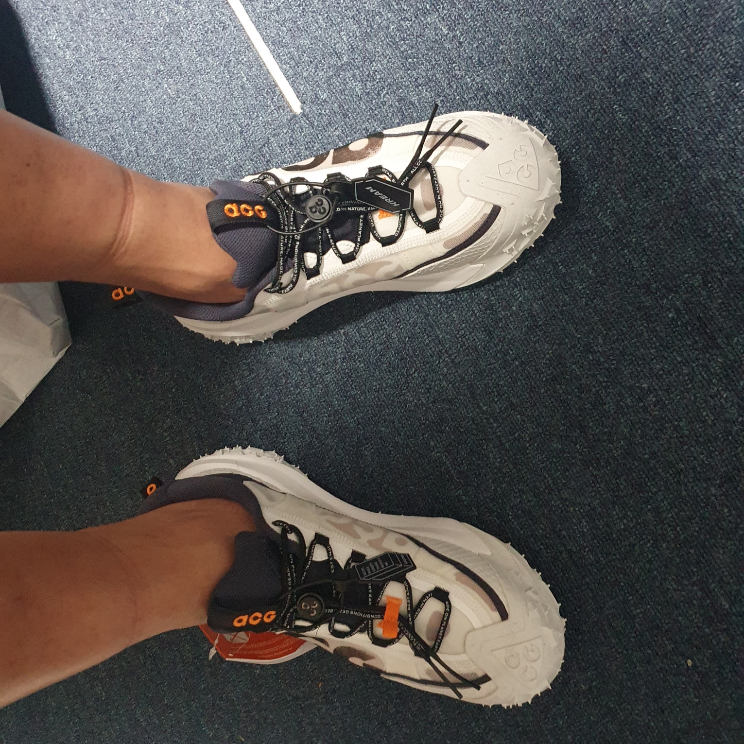 Nike ACG Mountain Fly 2 Low Summit White and Bright Mandarin 착용 스타일