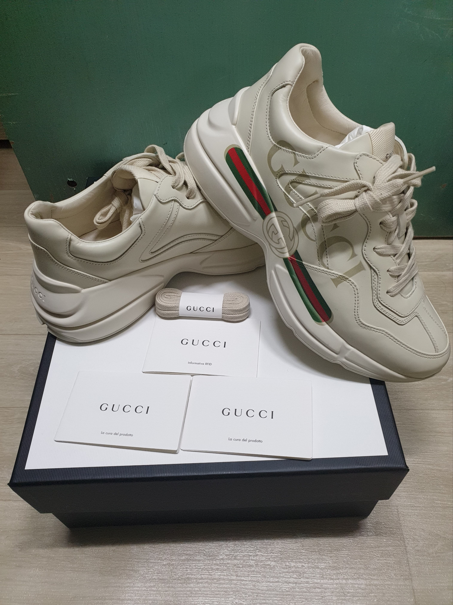 Gucci Rhyton Leather Sneakers Logo 착용 스타일