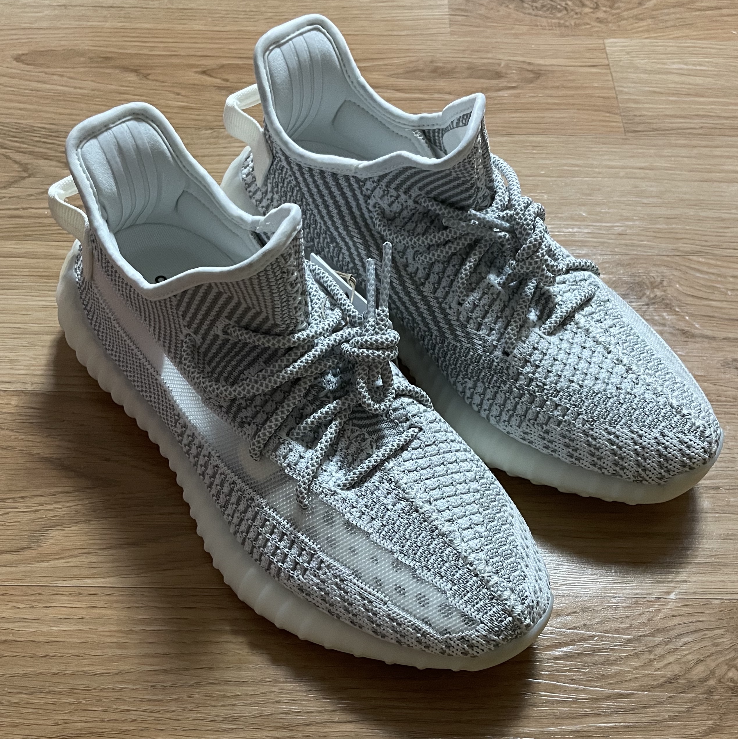 Adidas Yeezy Boost 350 V2 Static 2023 착용 스타일 - 1