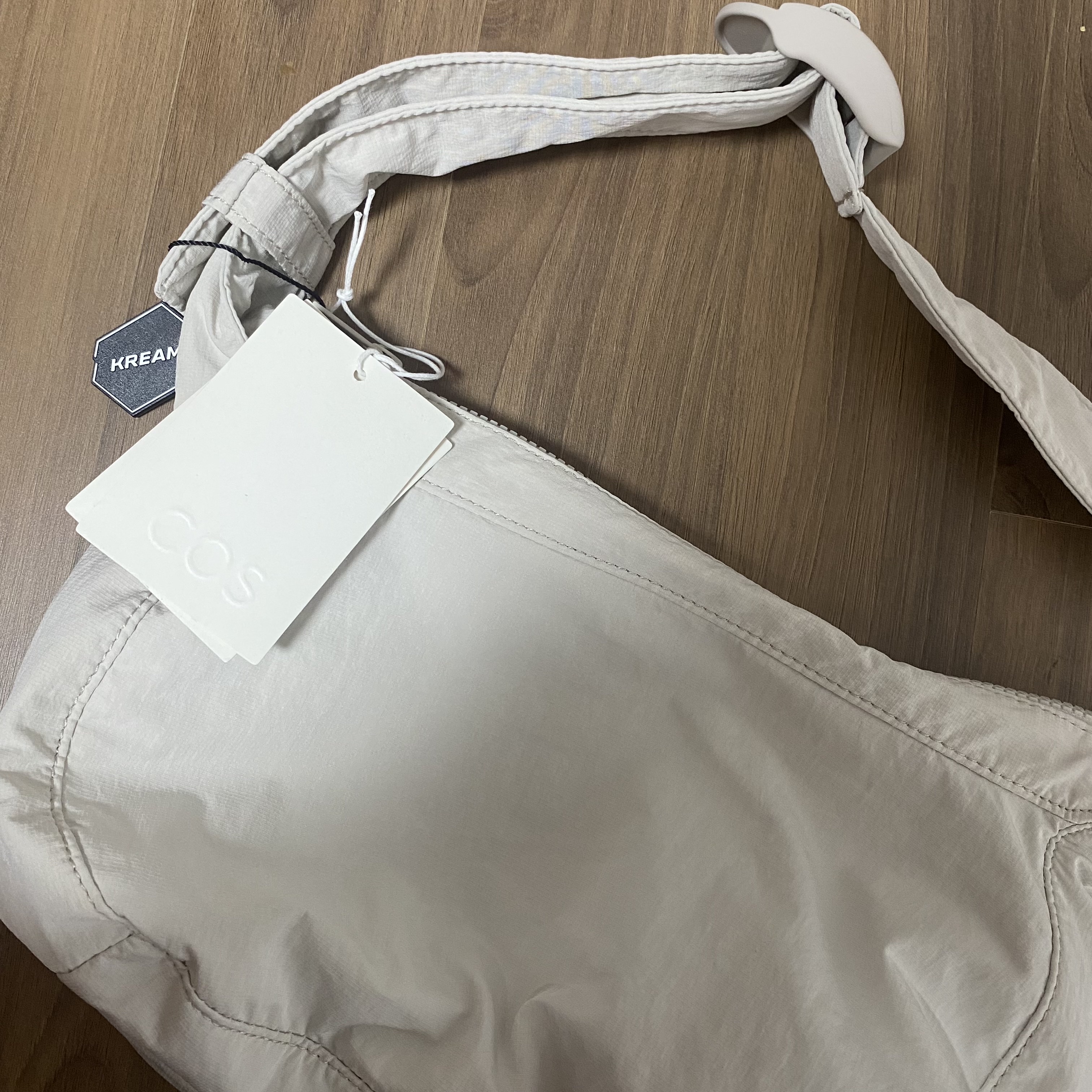 COS Nylon Crossbody Saddle Bag Light Grey Stone 착용 스타일