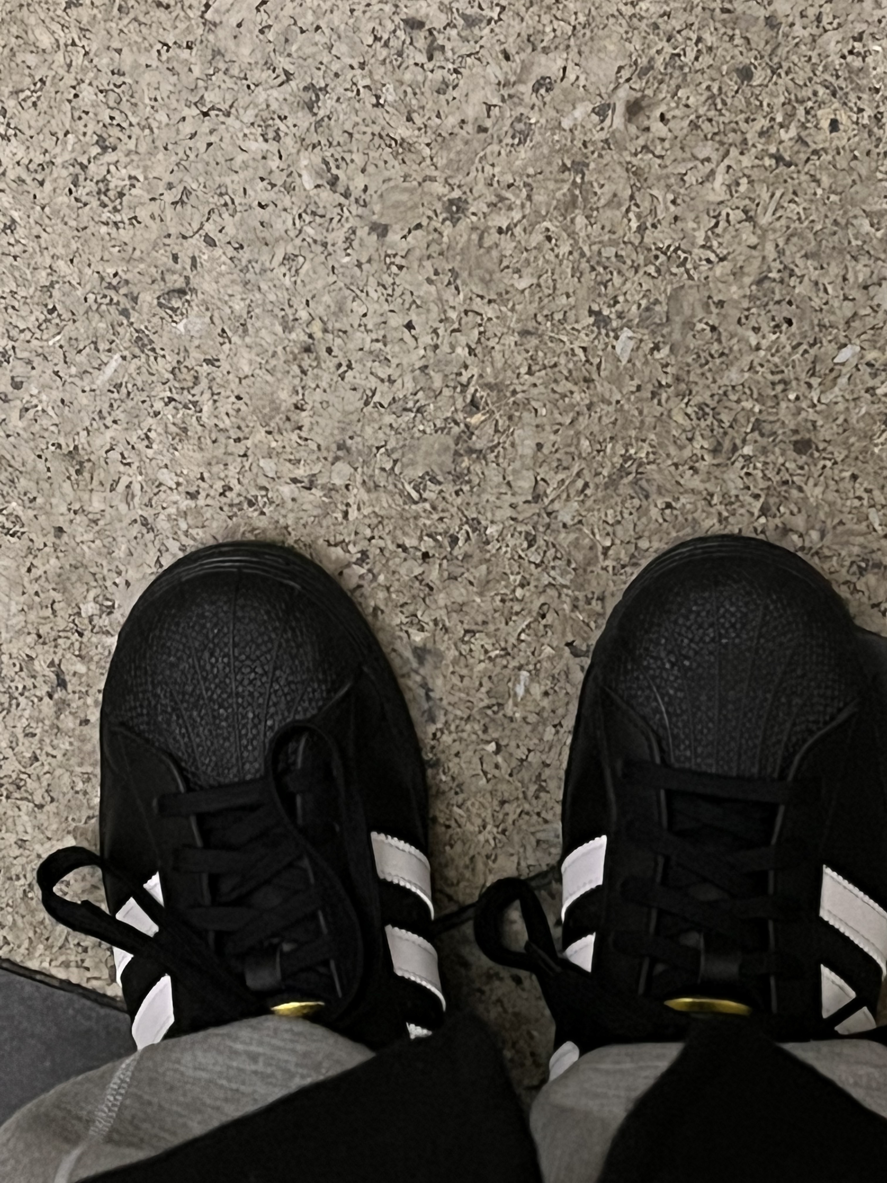 Adidas Superstar Core Black White 착용 스타일