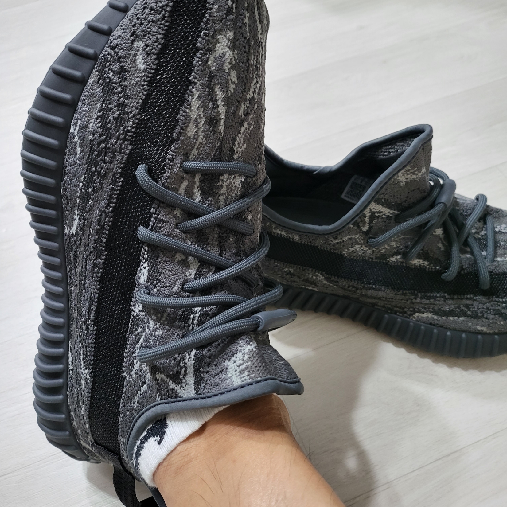 Adidas Yeezy Boost 350 V2 MX Dark Salt 착용 스타일 - 2