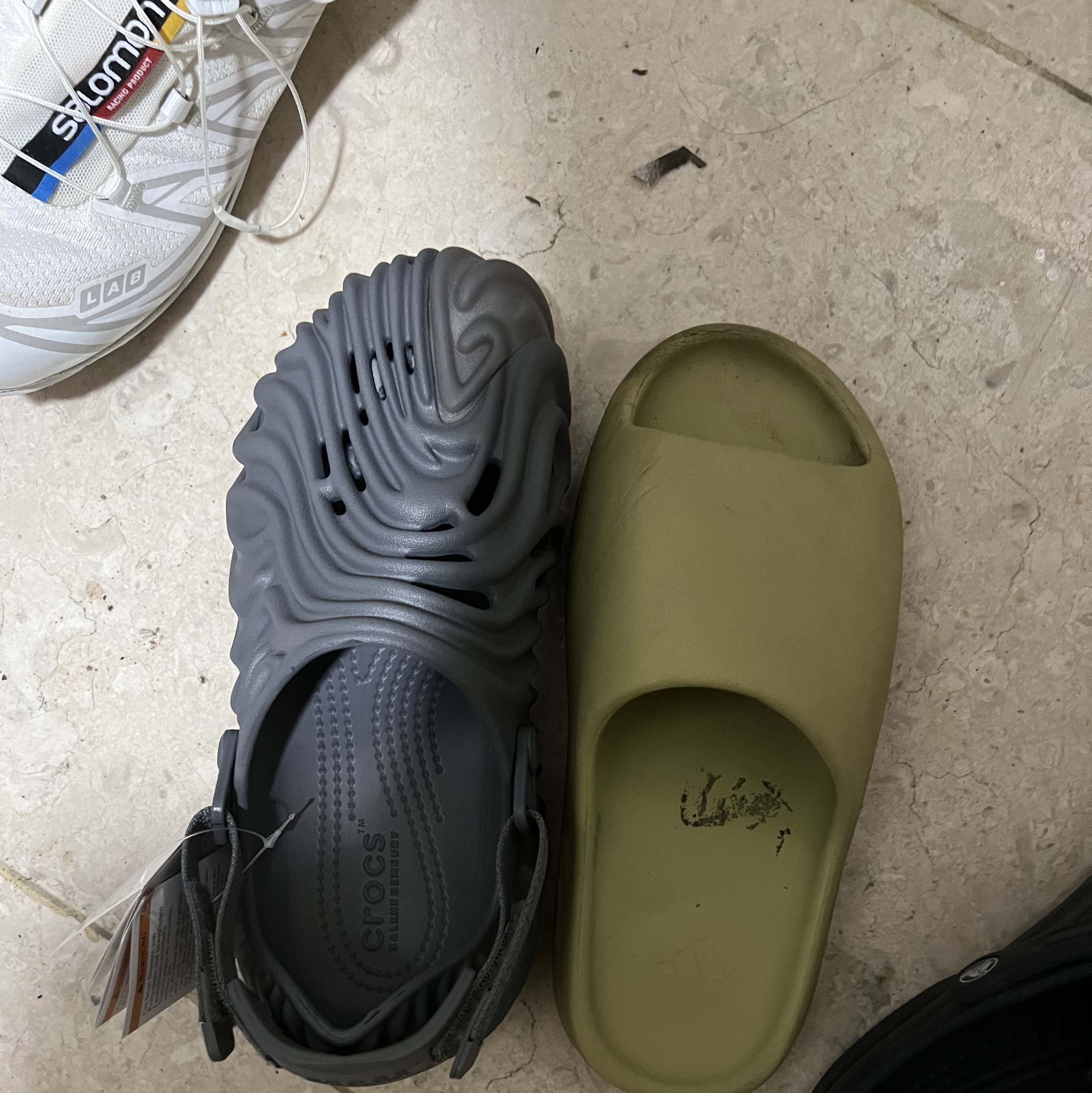 Adidas Yeezy Slide Resin 2022, Crocs x Salehe Bembury Pollex Clog Niagara 착용 스타일