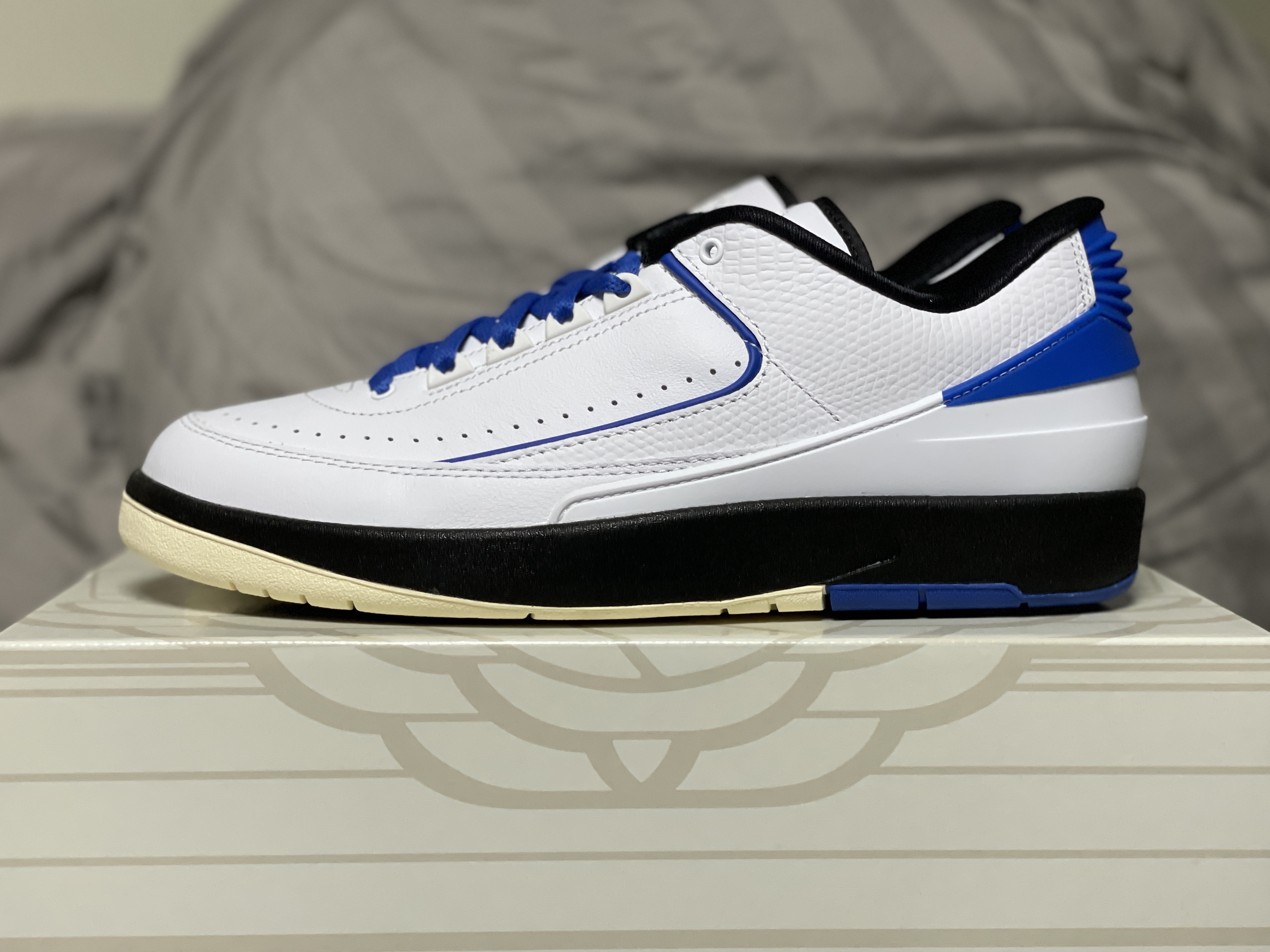 (W) Jordan 2 Retro Low Varsity Royal 착용 스타일 - 3