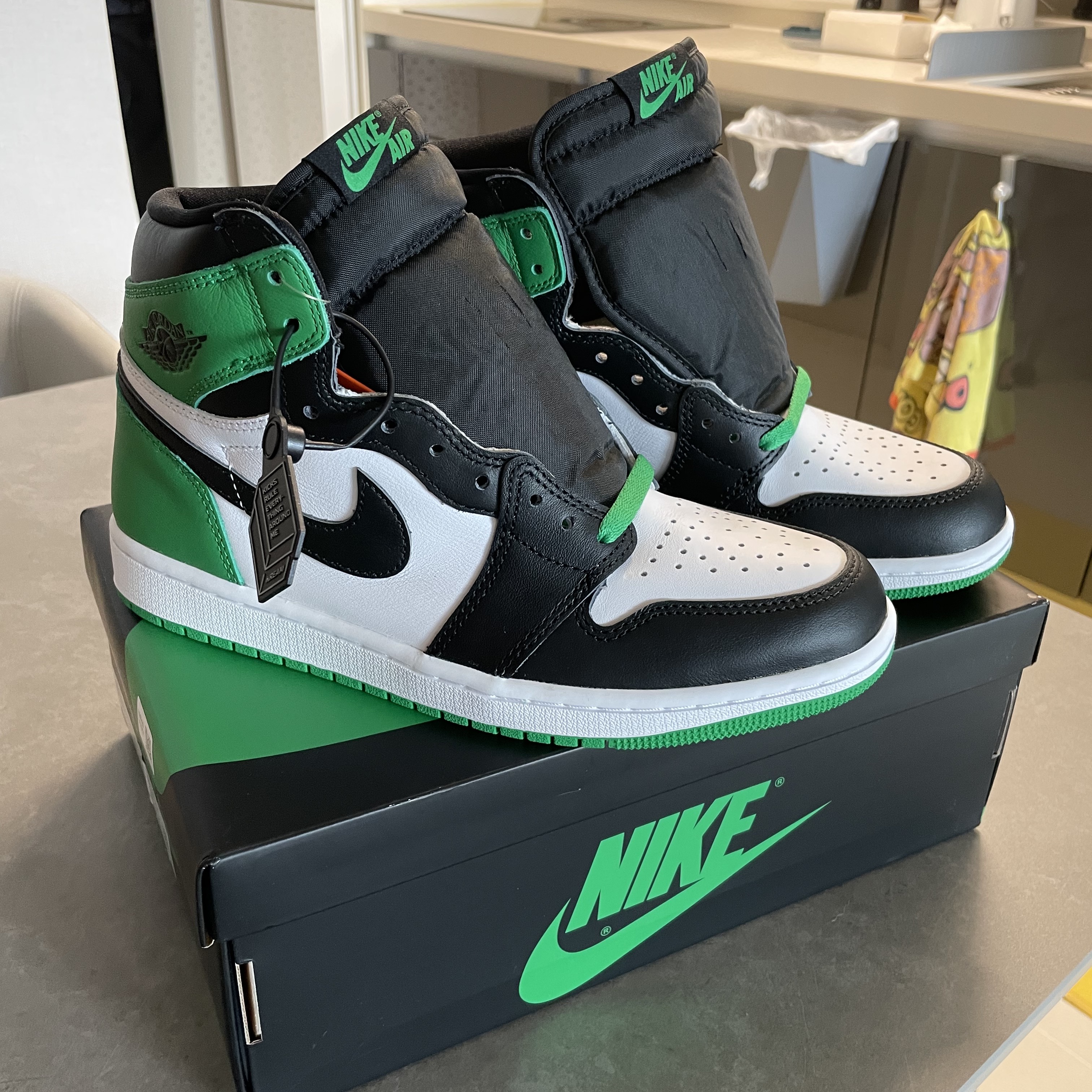 Jordan 1 Retro High OG Black and Lucky Green 착용 스타일 - 2