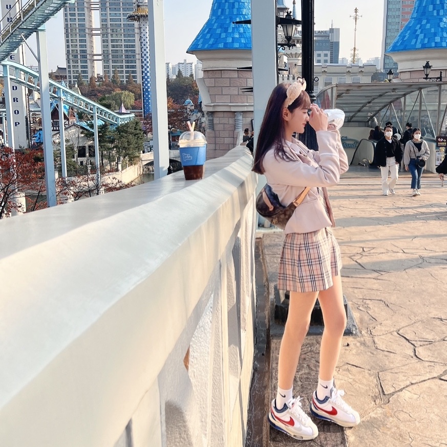 Nike x Sacai Zoom Cortez SP White and University Red, Louis Vuitton Bumbag Monogram 착용 스타일