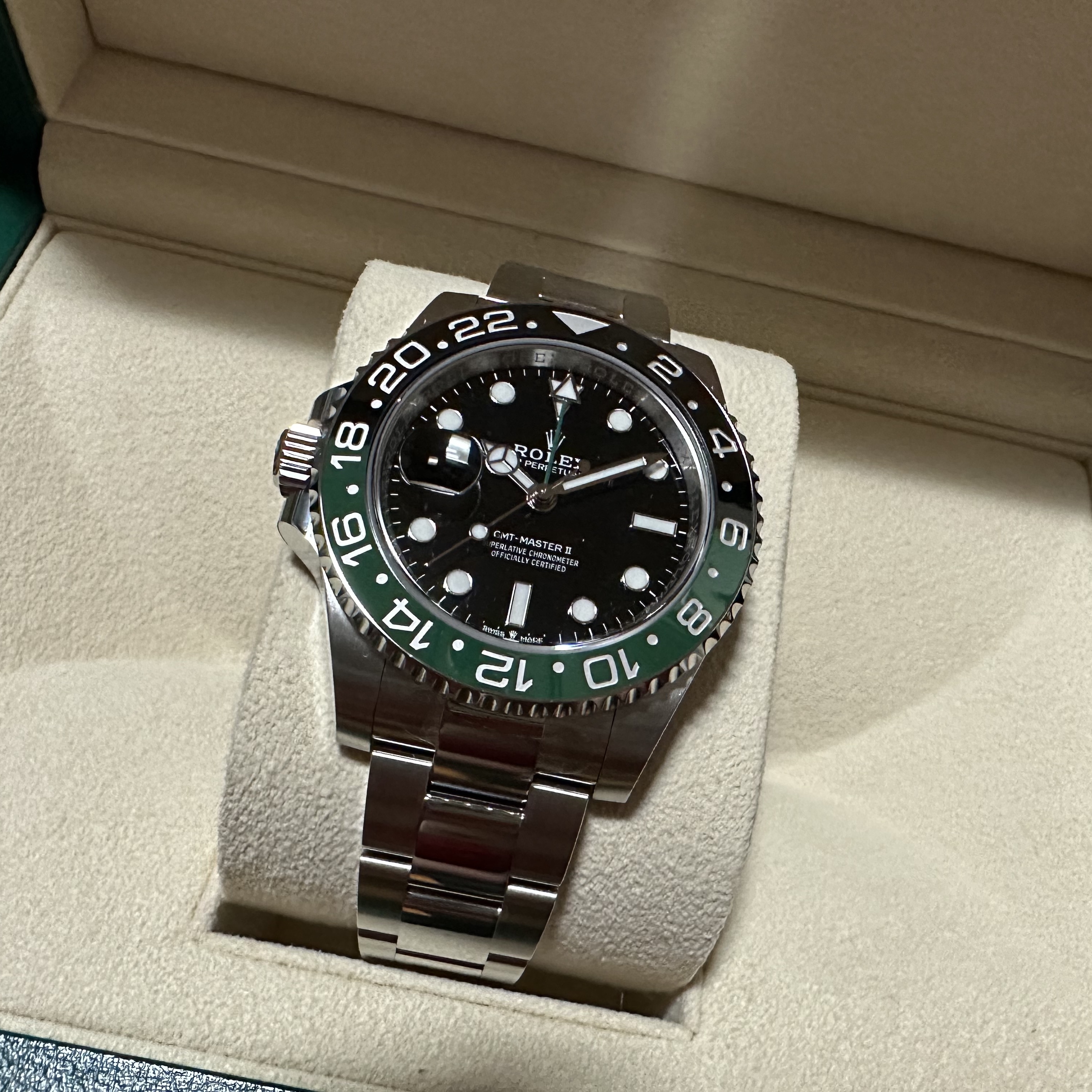 Rolex GMT-Master II 40mm 126720VTNR Black Oyster 착용 스타일