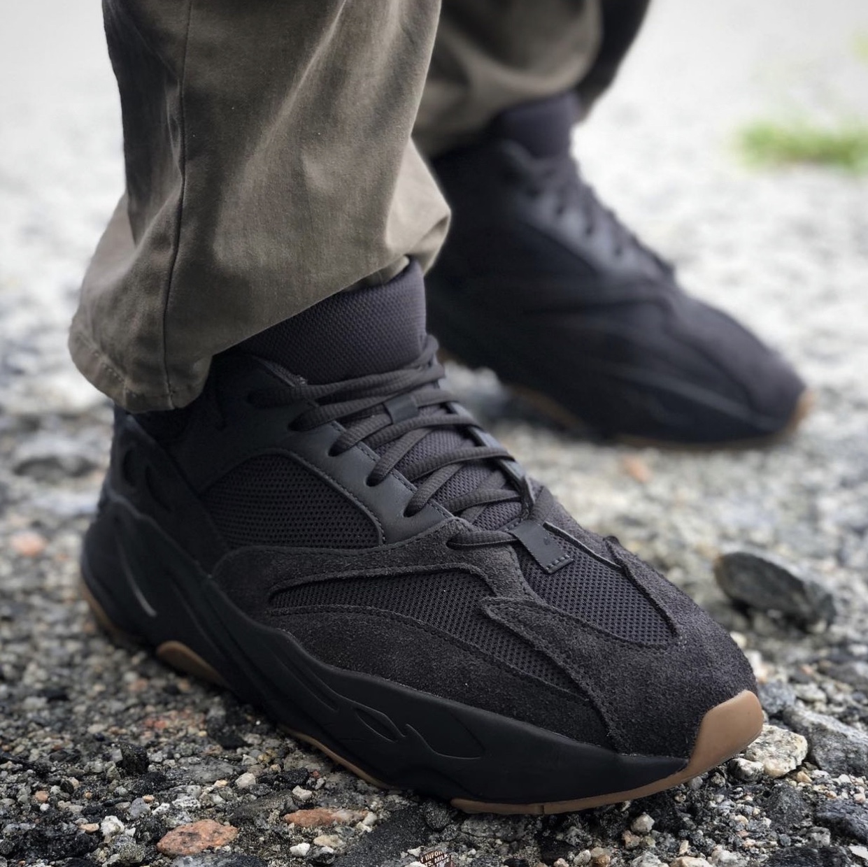 Adidas Yeezy Boost 700 Utility Black 2023 착용 스타일 - 3