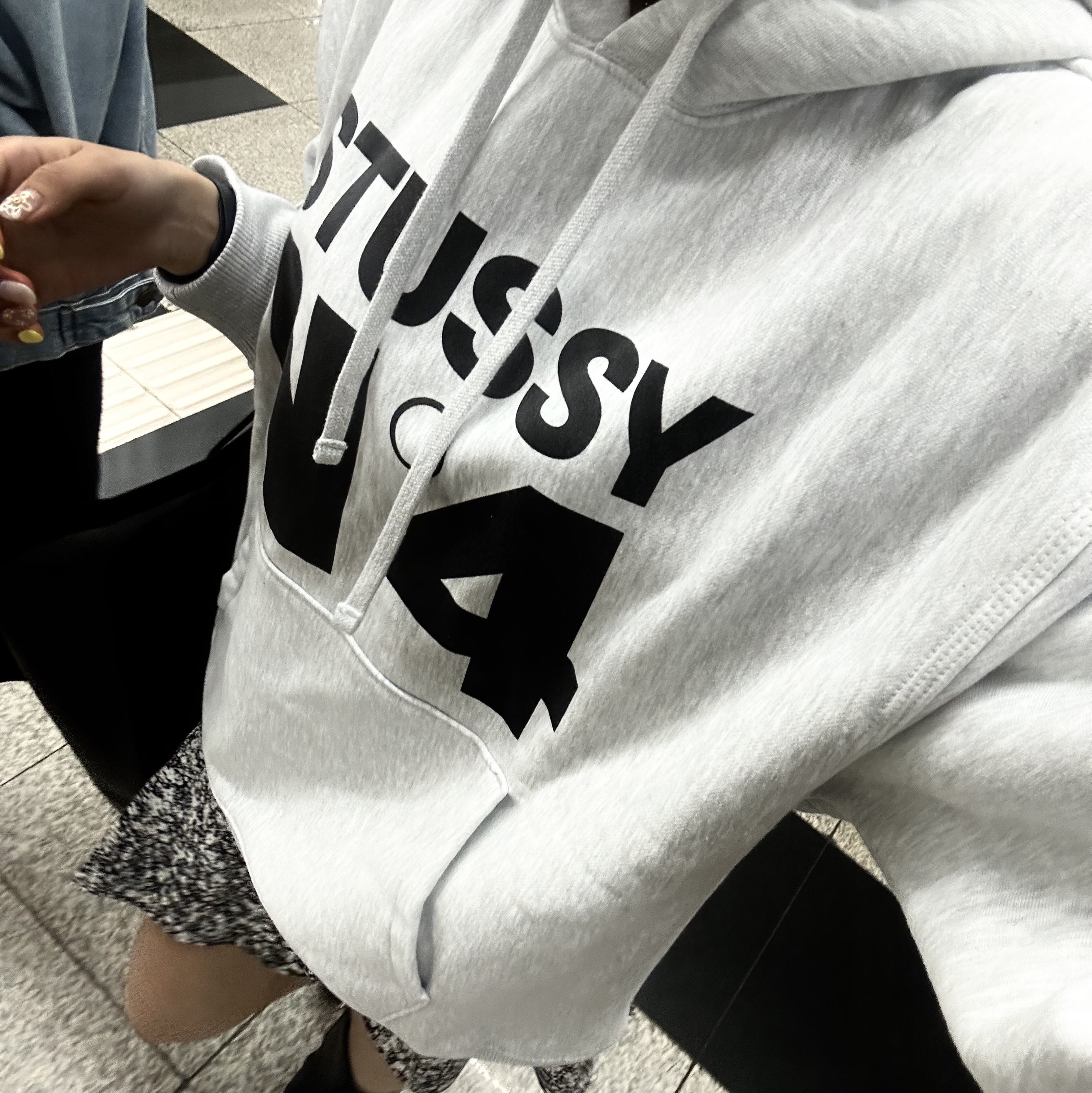 Stussy NO.4 Hoodie Black, Stussy NO.4 T-Shirt White 착용 스타일 - 1