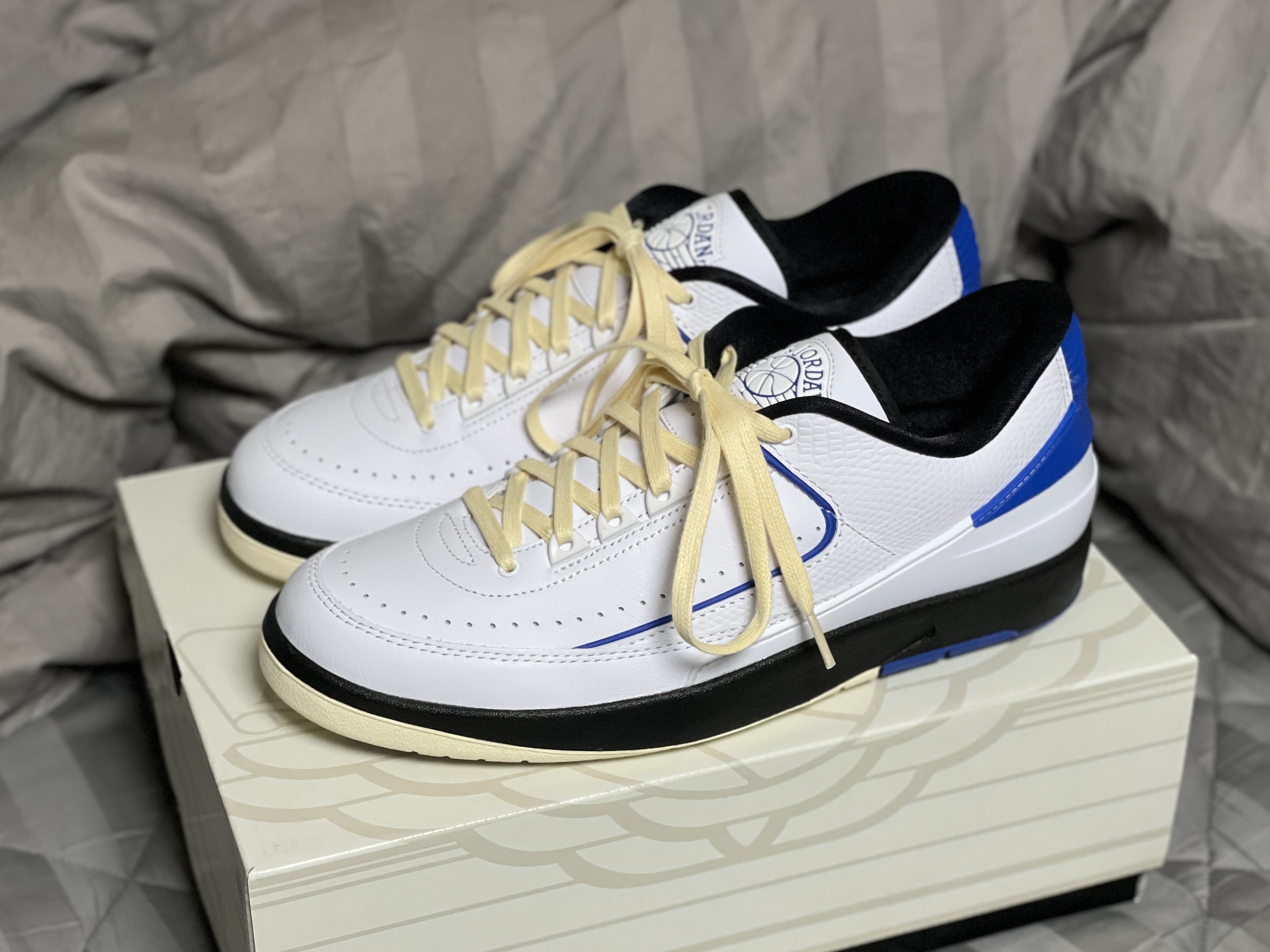 (W) Jordan 2 Retro Low Varsity Royal 착용 스타일 - 2