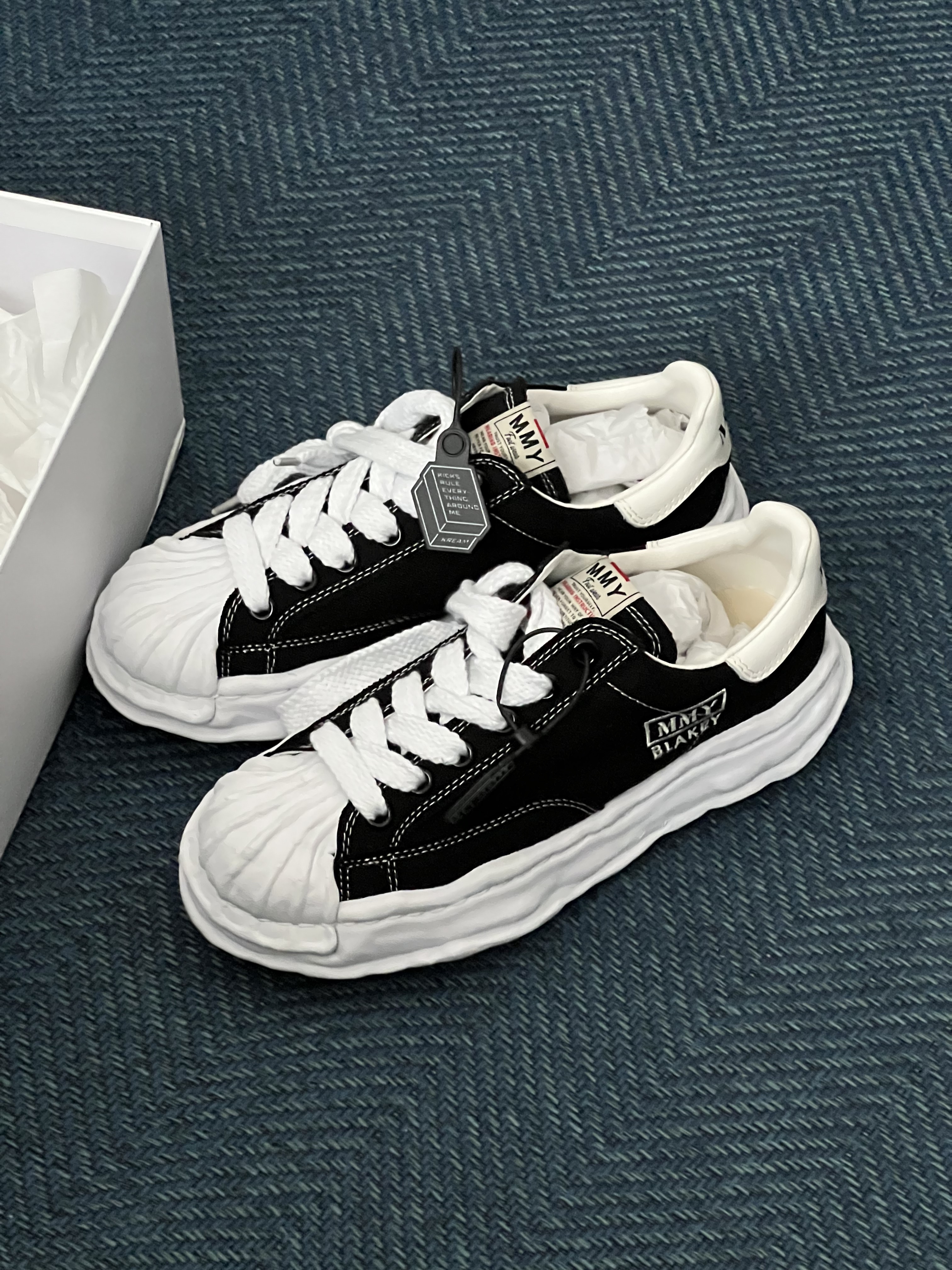 Maison Mihara Yasuhiro Blakey OG Sole Canvas Low-top Sneakers Black White 착용 스타일 - 1