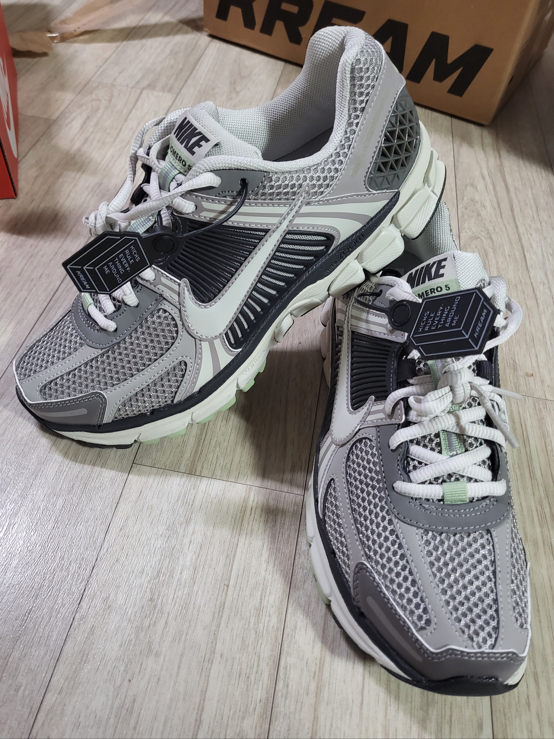 (W) Nike Zoom Vomero 5 Cobblestone and Flat Pewter, Nike P-6000 Flat Pewter Light Iron Ore 착용 스타일 - 2