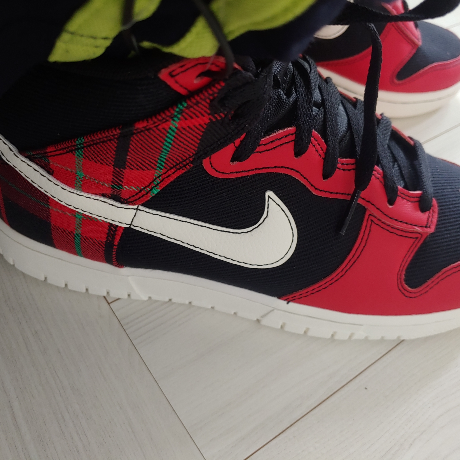 Nike Dunk High Black and University REd 착용 스타일 - 5