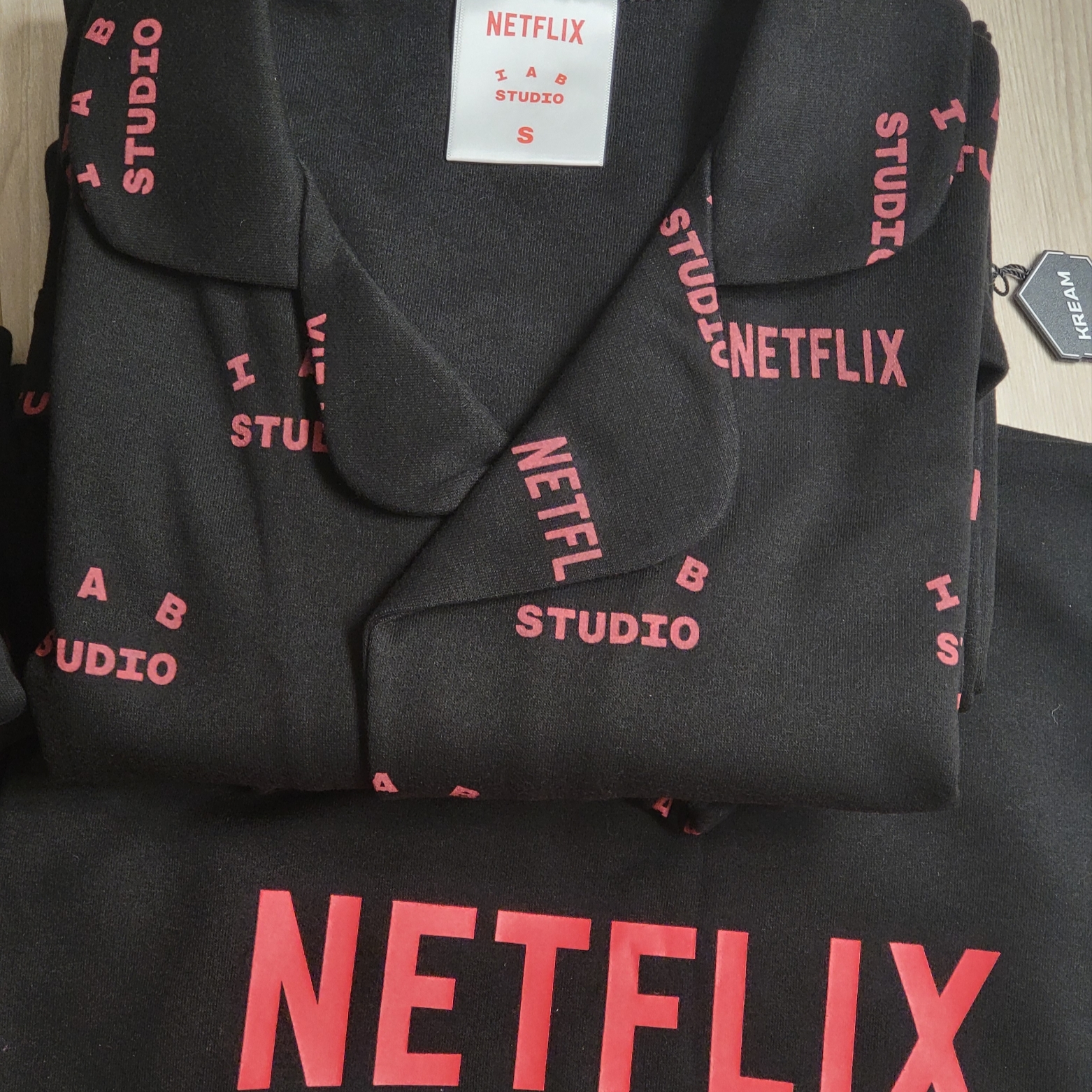 IAB Studio x Netflix Pajama Cushion Cover Set Black 착용 스타일 - 2