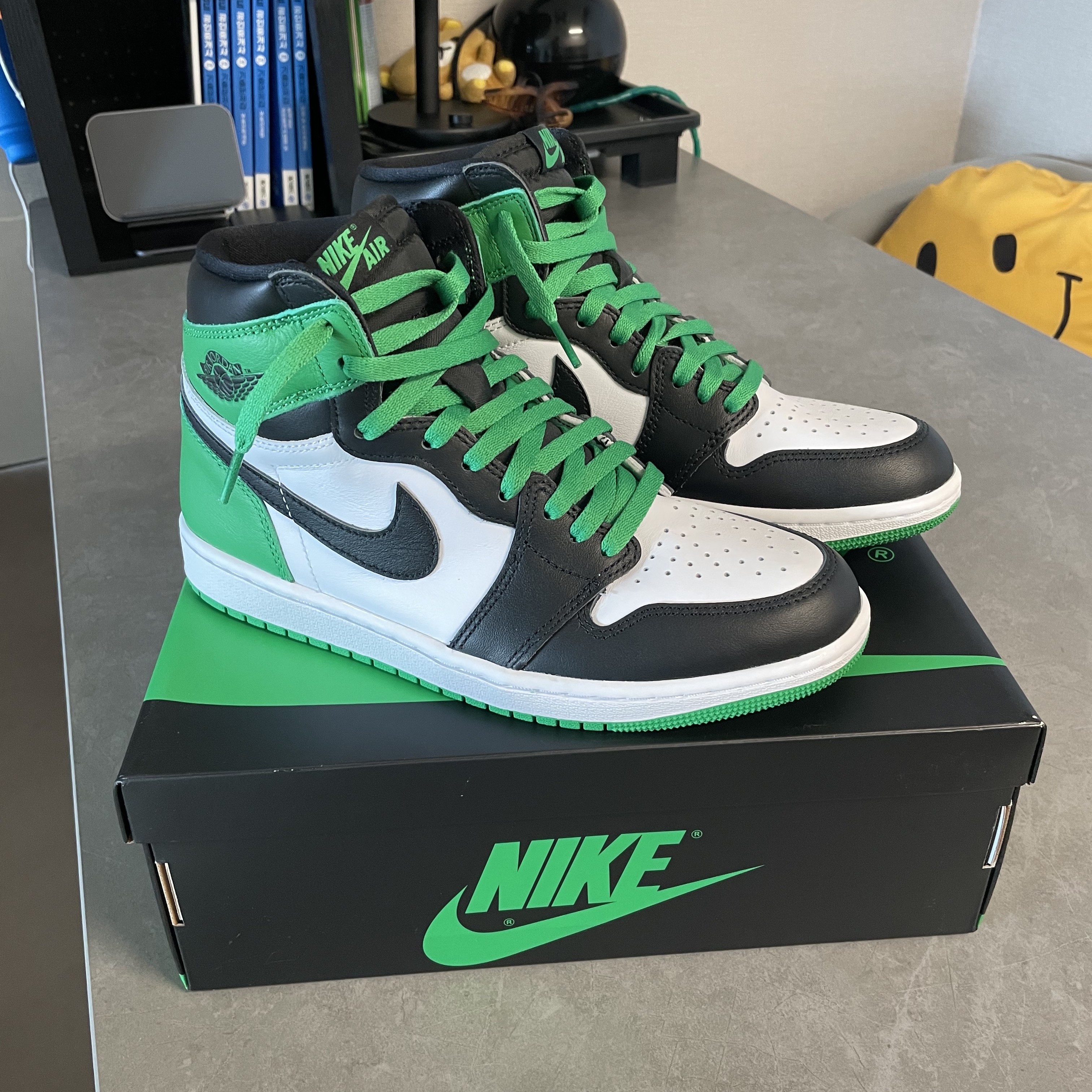 Jordan 1 Retro High OG Black and Lucky Green 착용 스타일 - 3