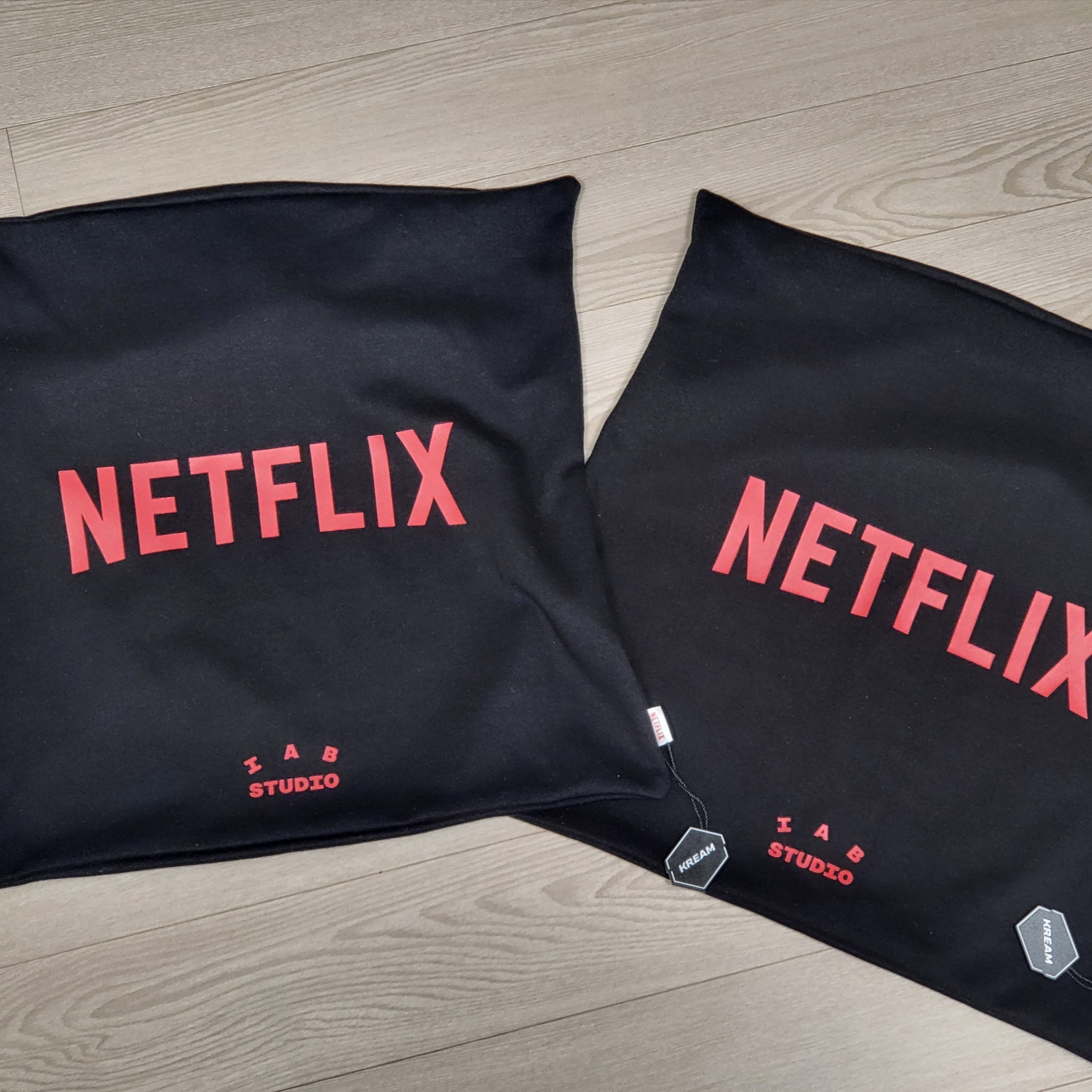 IAB Studio x Netflix Pajama Cushion Cover Set Black 착용 스타일 - 2