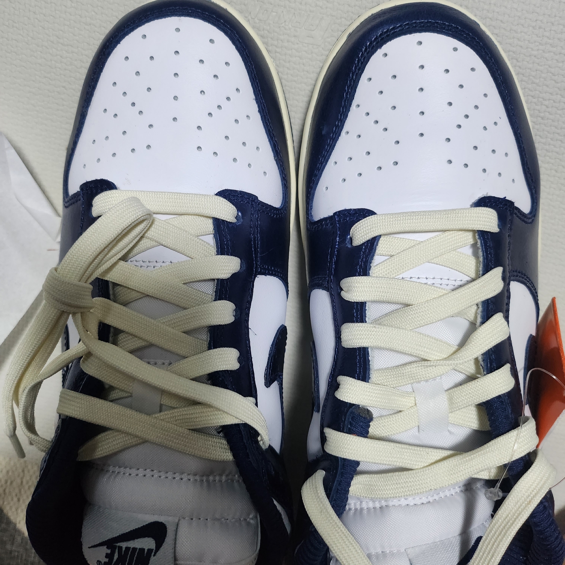 (W) Nike Dunk Low PRM Midnight Navy and White 착용 스타일 - 1