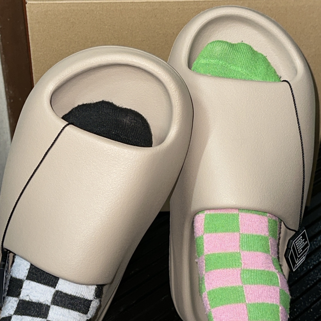 Adidas Yeezy Slide Pure - Re-Release Ver. 착용 스타일 - 1