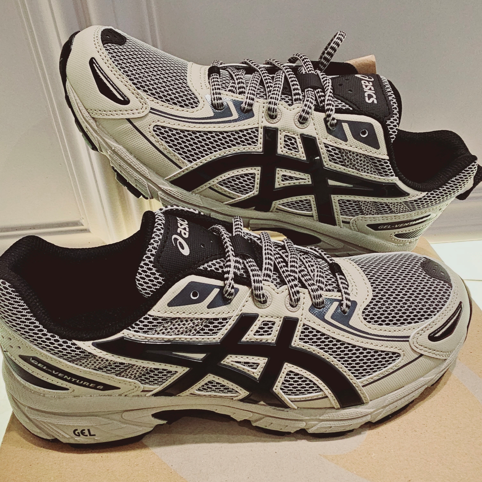 Asics Gel-Venture 6 Feather Grey Black 착용 스타일