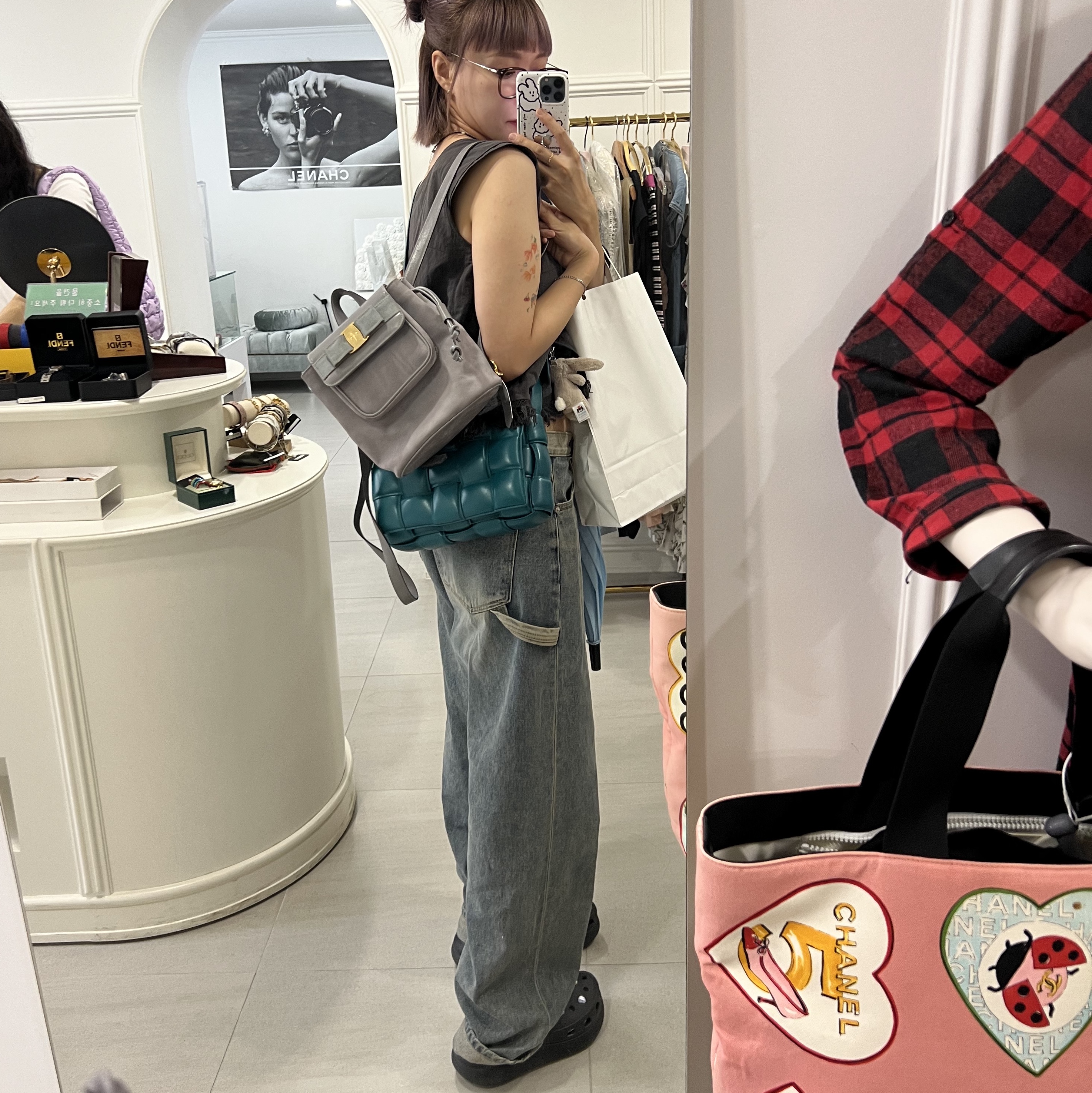 Bottega Veneta Small Padded Cassette Ice Cream, Maison Margiela Keyring Wallet Black 착용 스타일 - 2