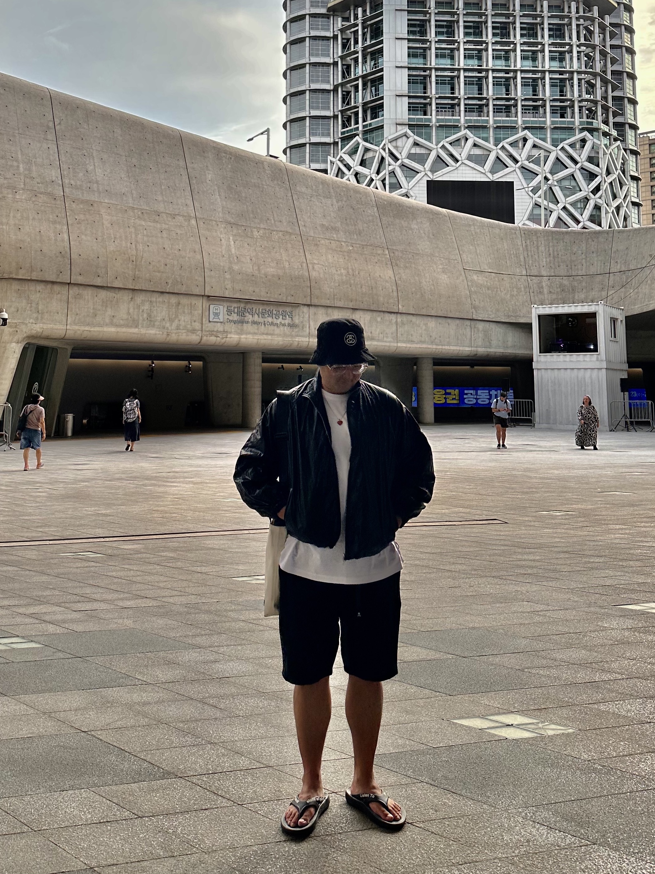 Stussy SS Link Deep Bucket Hat Black, Gentle Monster x Maison Margiela MM011 Clear Black Gradient 착용 스타일 - 2