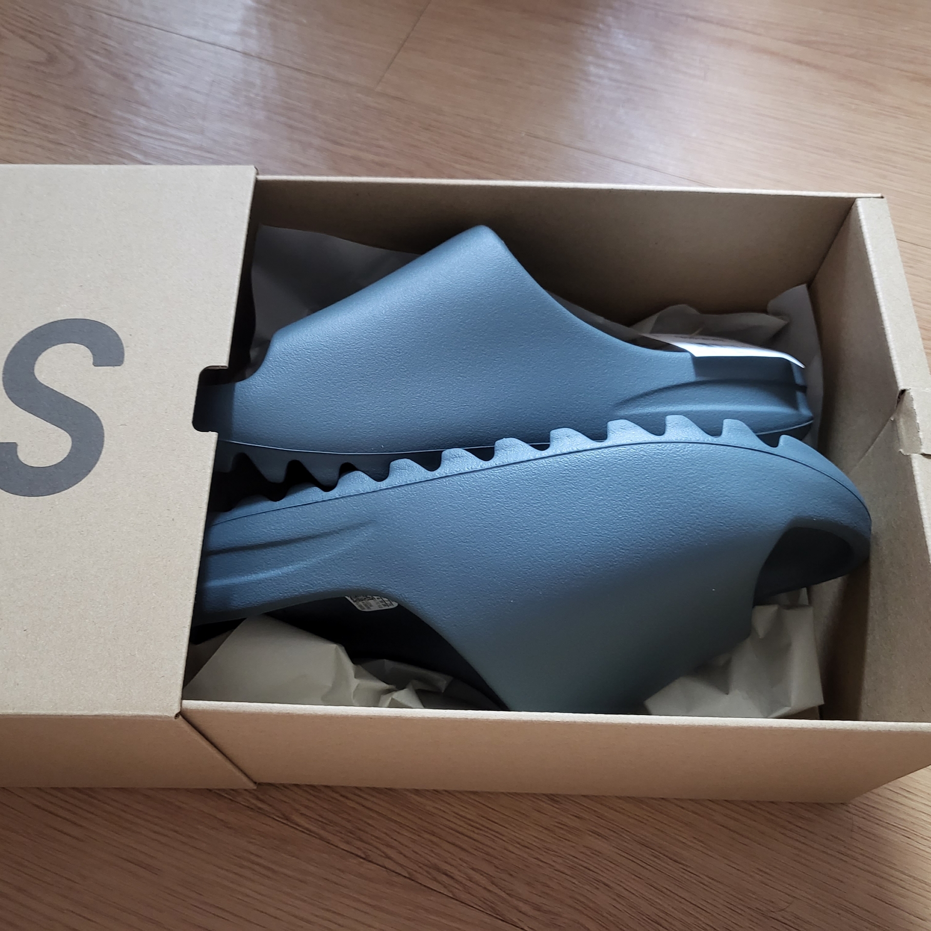 Adidas Yeezy Slide Slate Marine 착용 스타일
