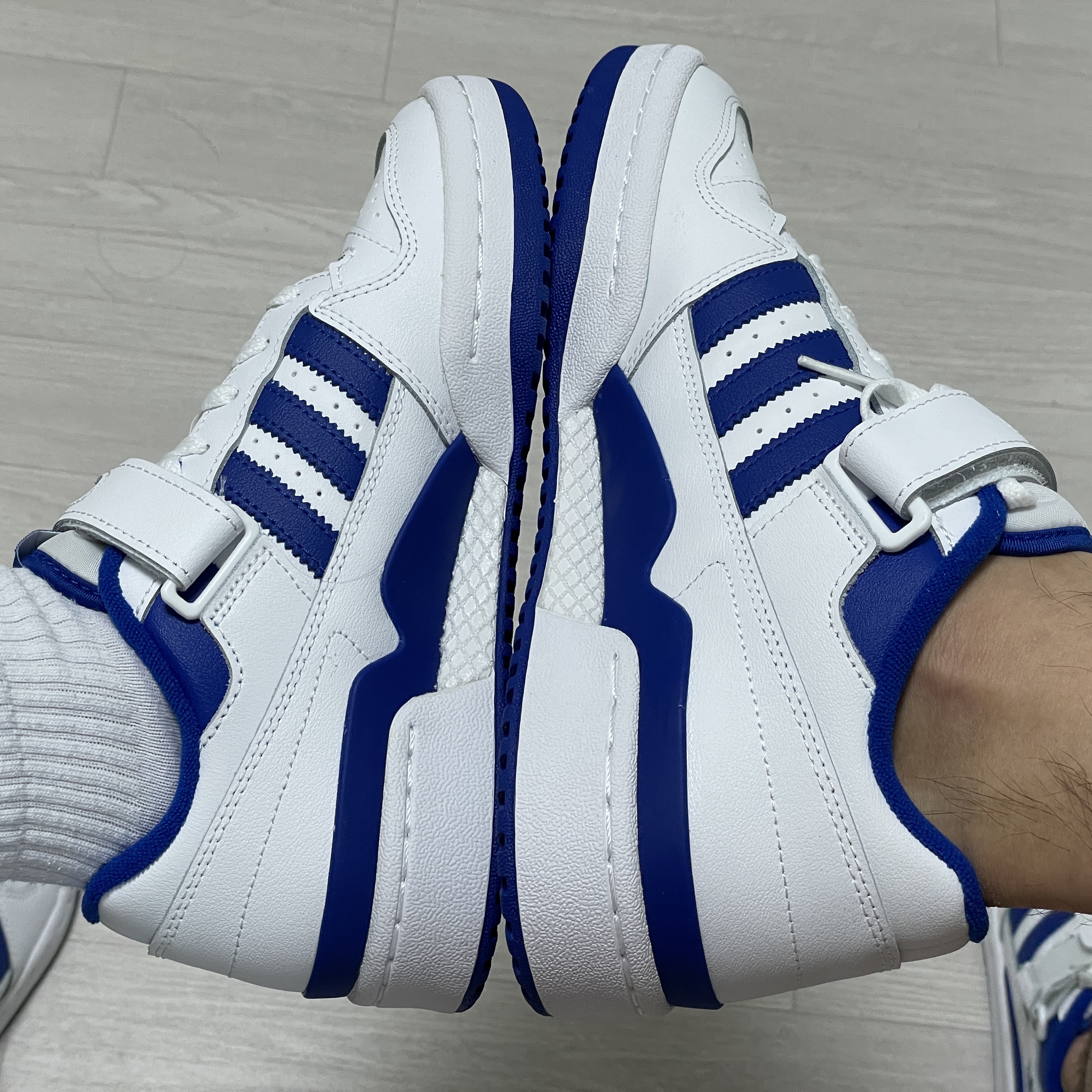 Adidas Forum Low White Royal Blue 착용 스타일 - 2