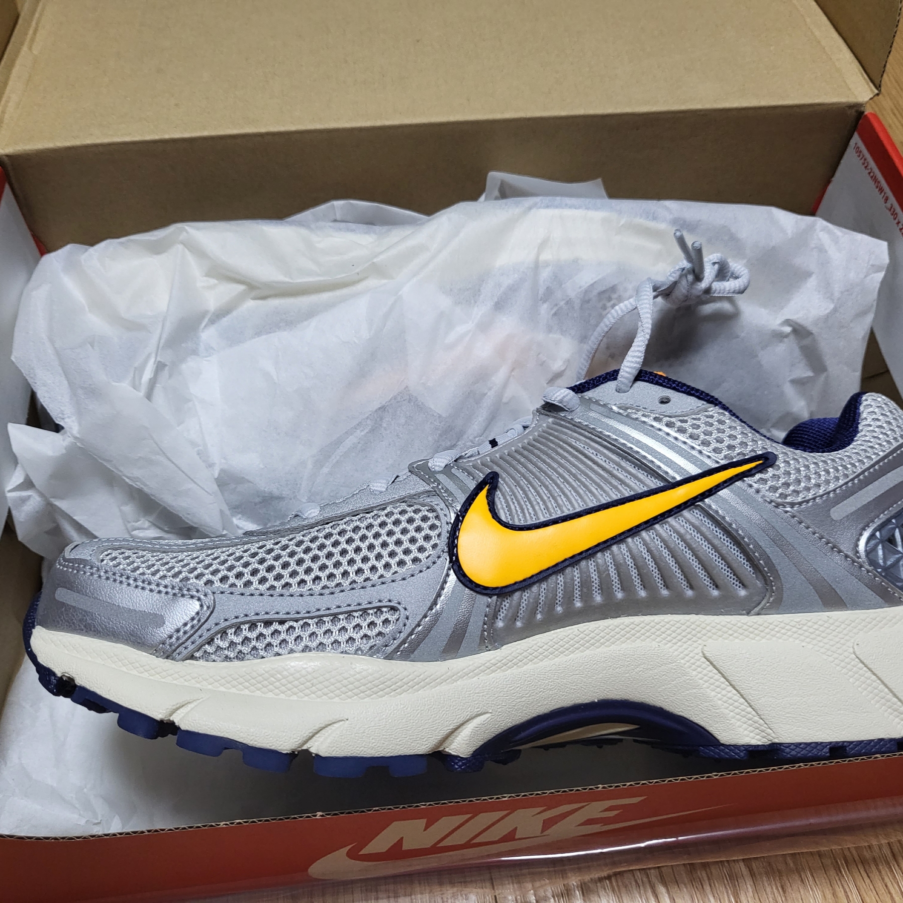 Nike Zoom Vomero 5 Pure Platinum and Laser Orange 착용 스타일
