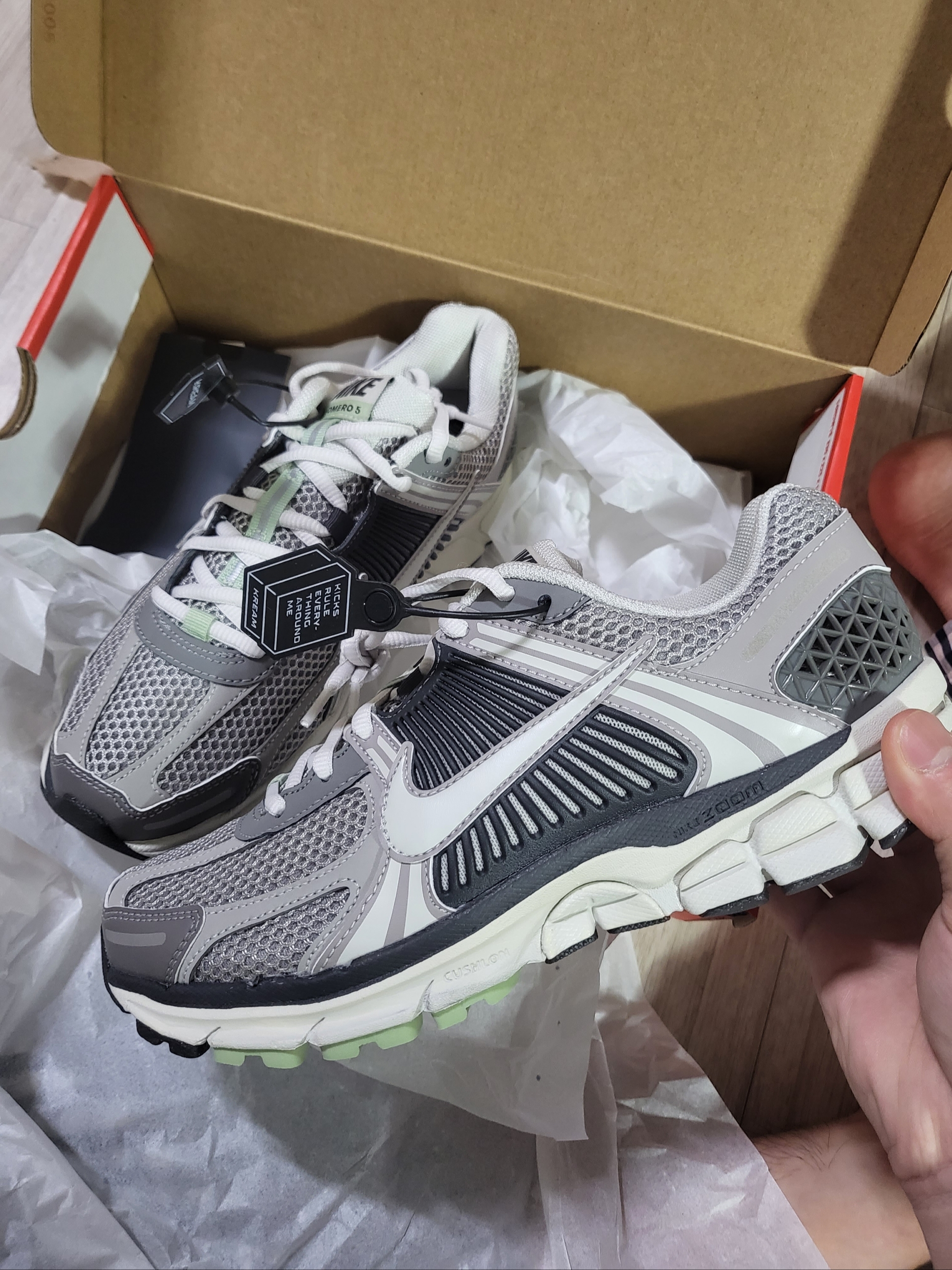 (W) Nike Zoom Vomero 5 Cobblestone and Flat Pewter, Nike P-6000 Flat Pewter Light Iron Ore 착용 스타일 - 1