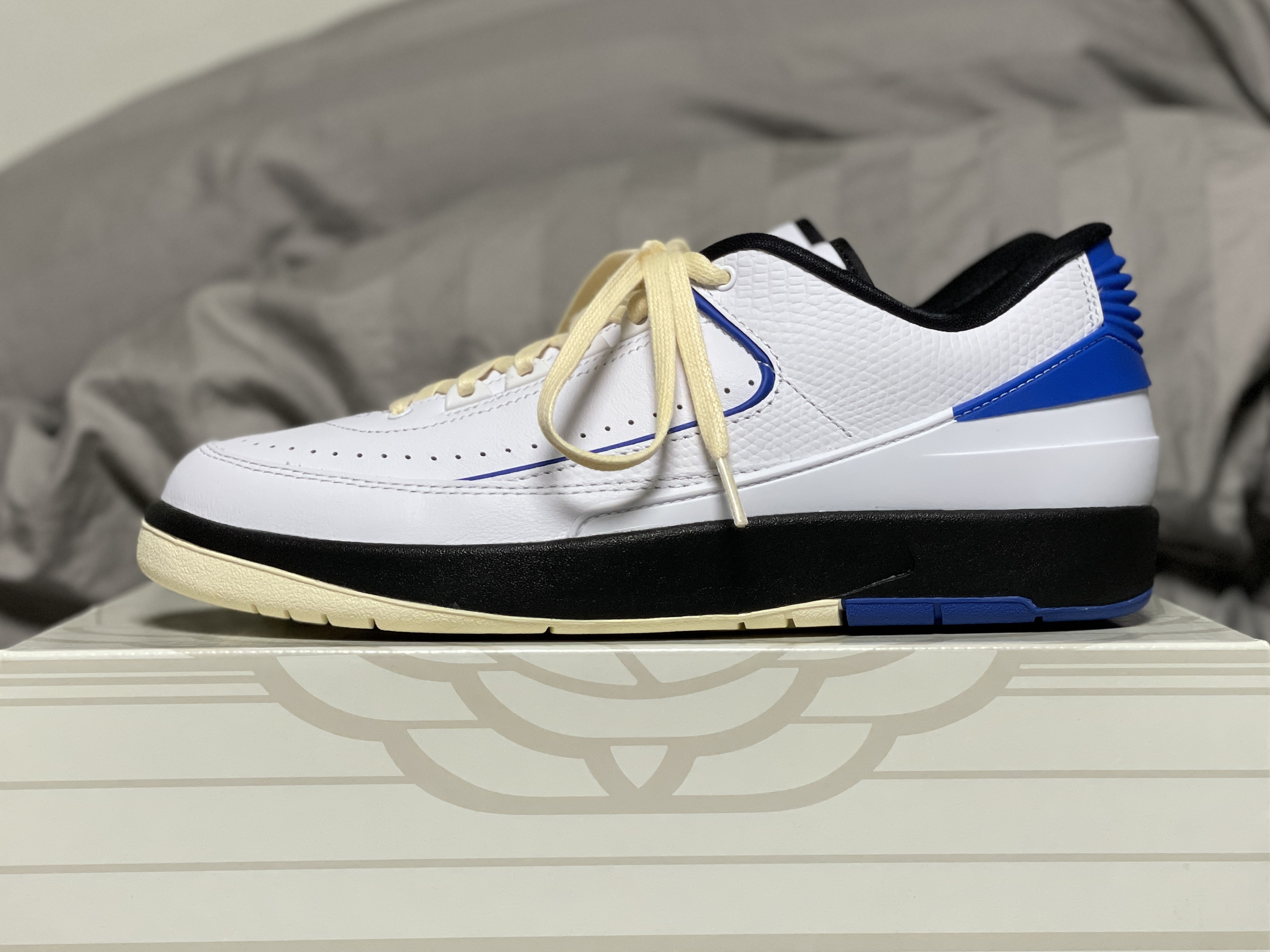 (W) Jordan 2 Retro Low Varsity Royal 착용 스타일 - 4