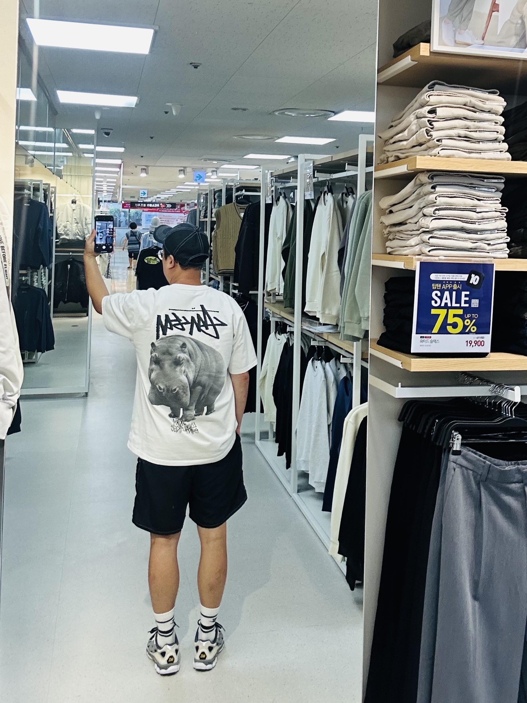 Stussy Livin' Large T-Shirt White, Stussy Surfman Water Shorts Black 착용 스타일 - 2
