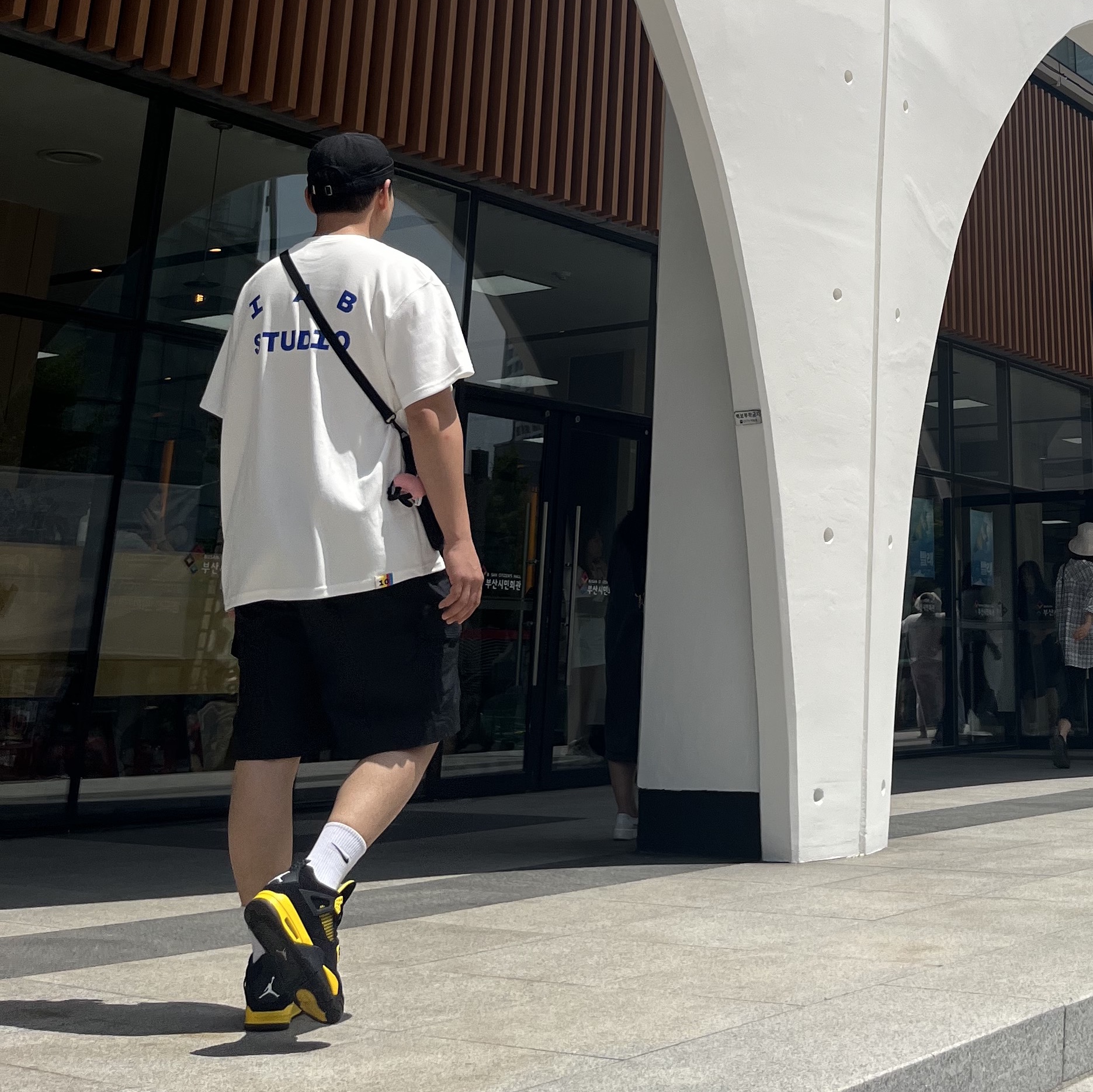 Jordan 4 Retro Thunder 2023, IAB Studio 10th Anniversary T-Shirts Pack White & Black (2 Pack) 착용 스타일 - 2