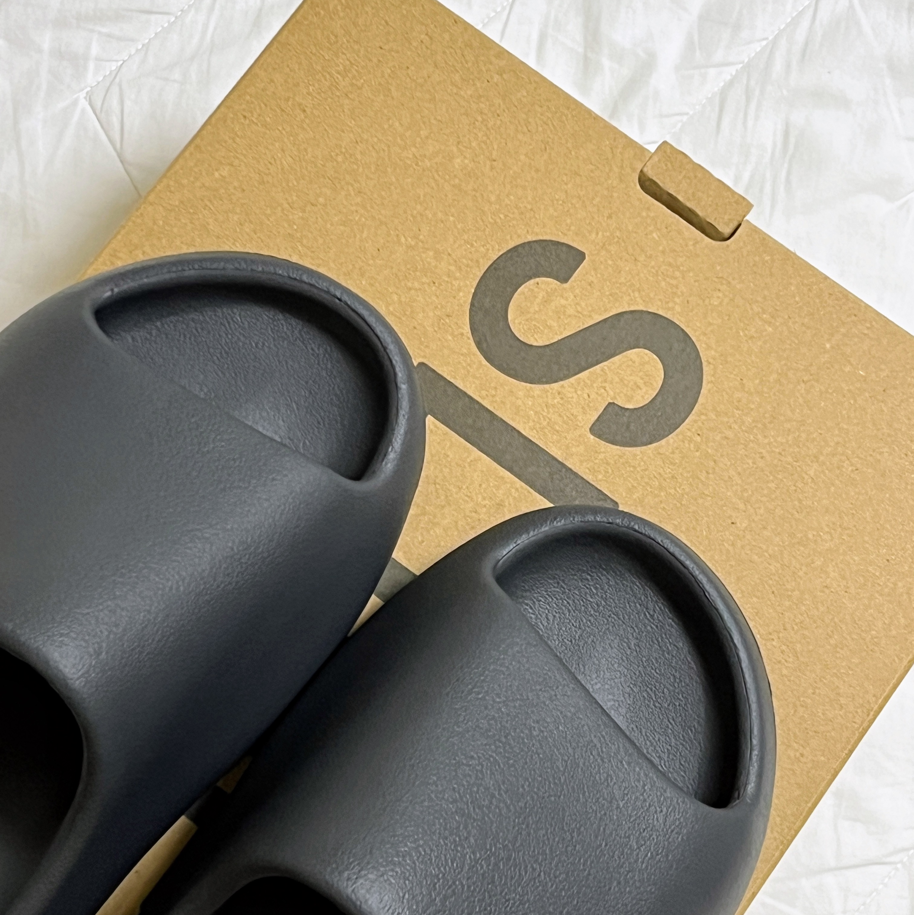 Adidas Yeezy Slide Granite 착용 스타일