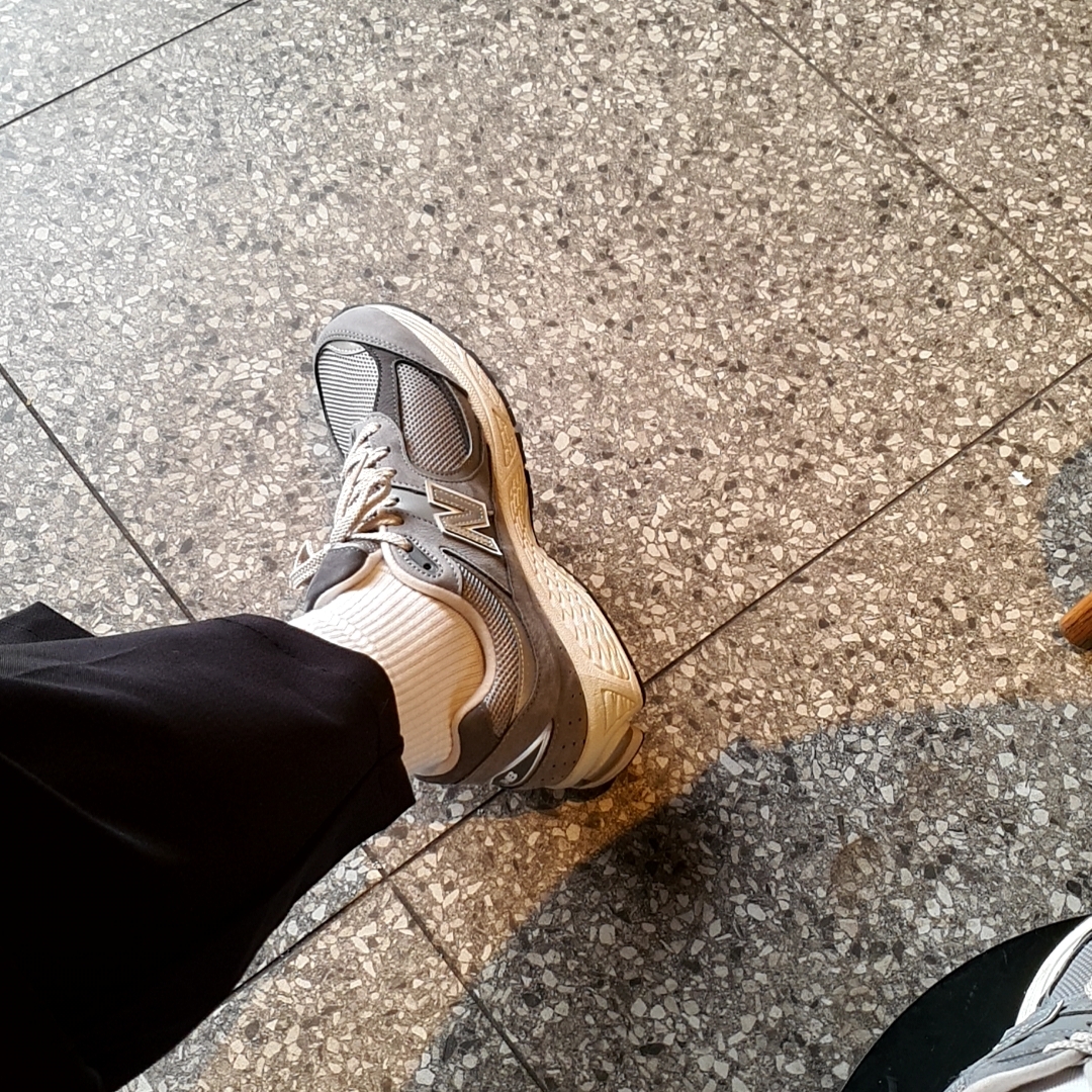 New Balance 2002R Premium Vintage Grey 착용 스타일