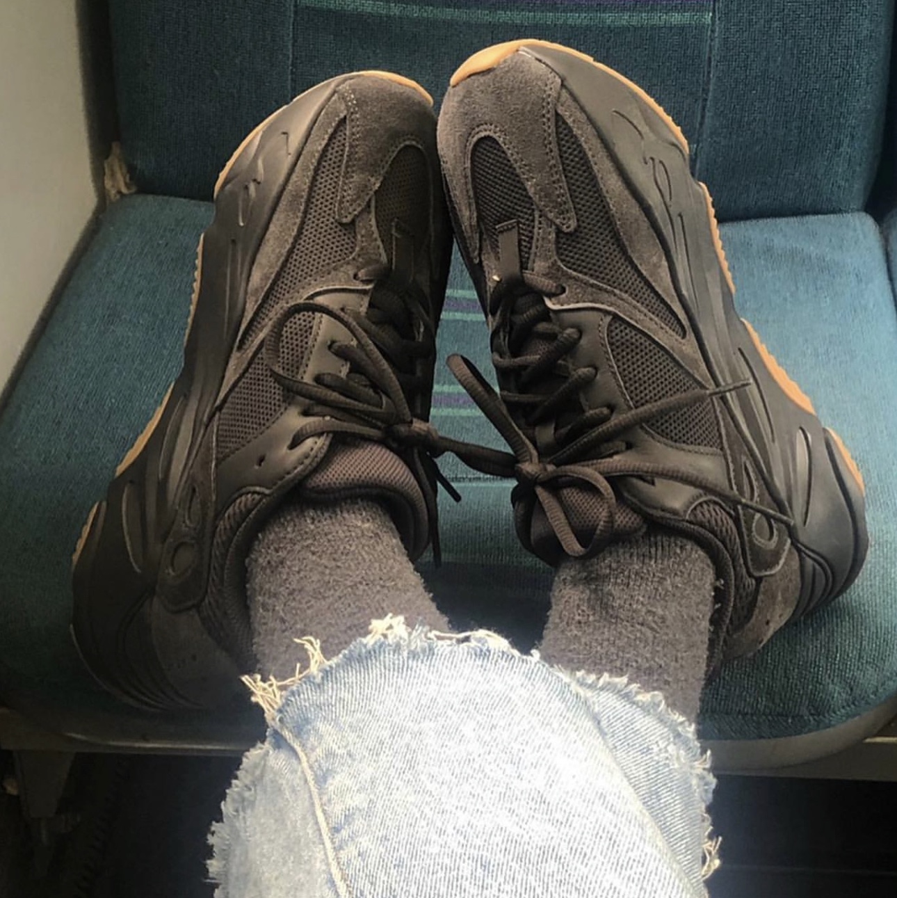 Adidas Yeezy Boost 700 Utility Black 2023 착용 스타일 - 2